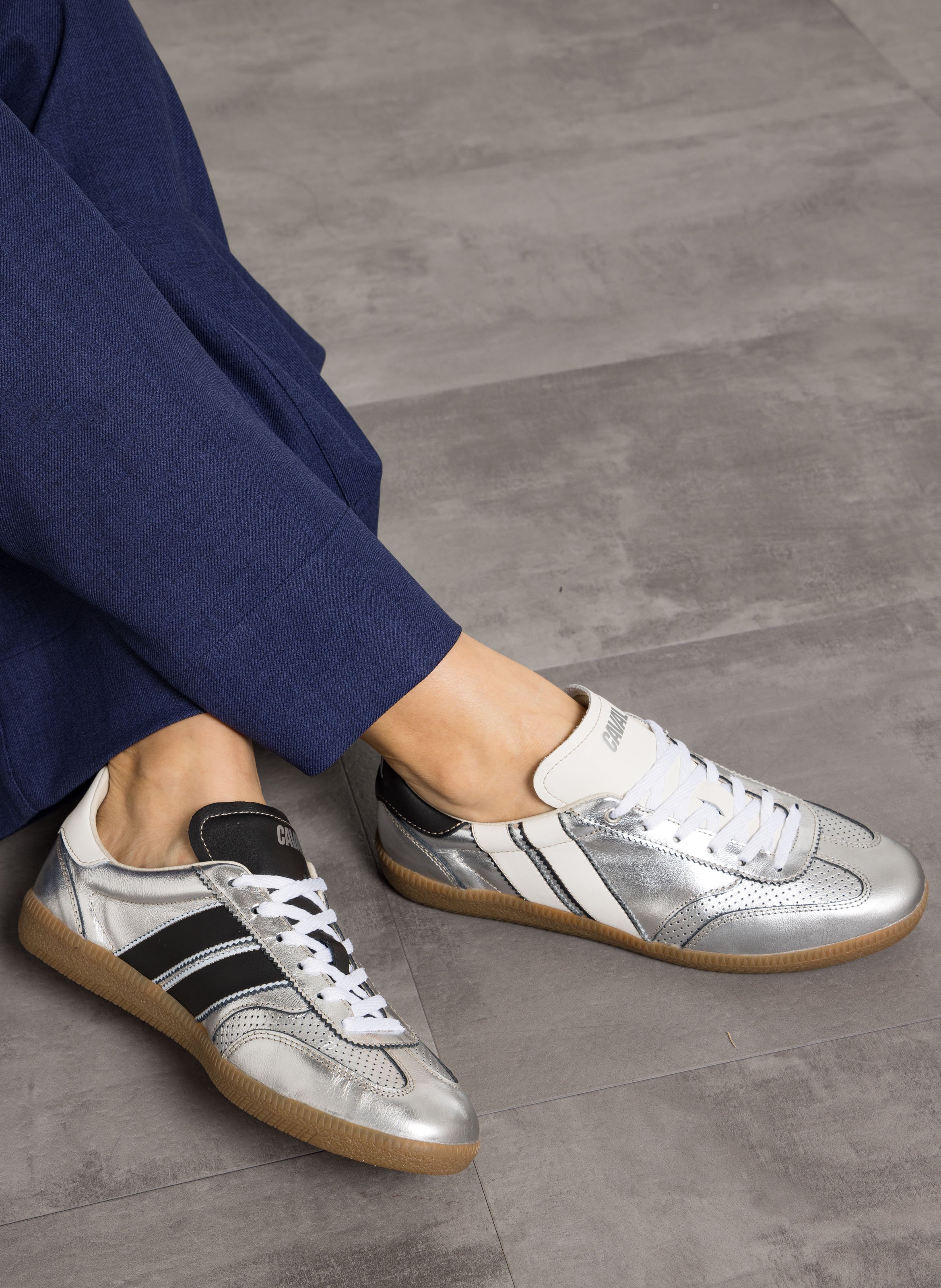 Niedrige Sneaker aus Leder mit Metallic-Effekt CAVAL Silber