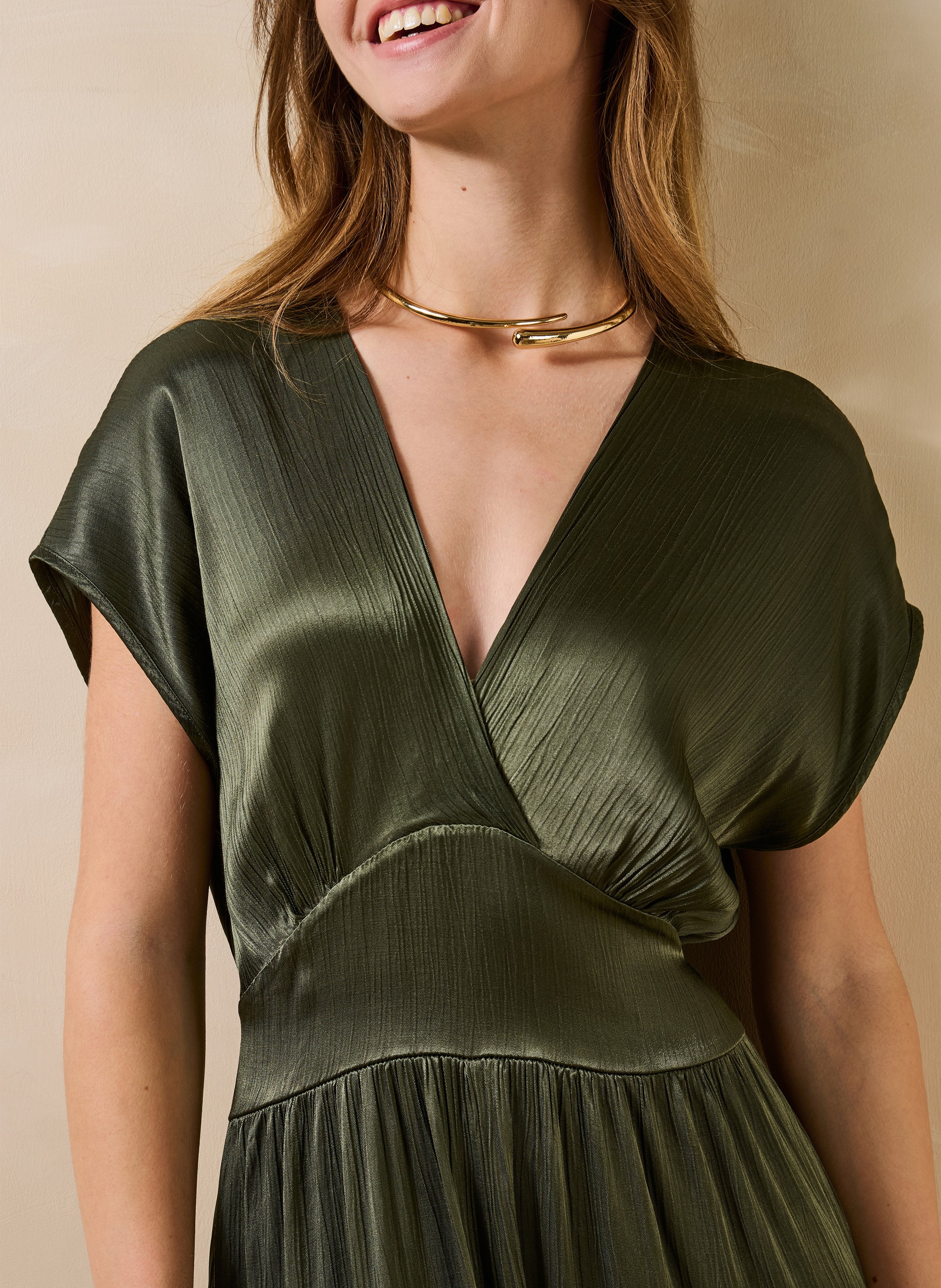 Midi-Kleid mit V-Ausschnitt und Satin-Effekt LA FEE MARABOUTEE Grun