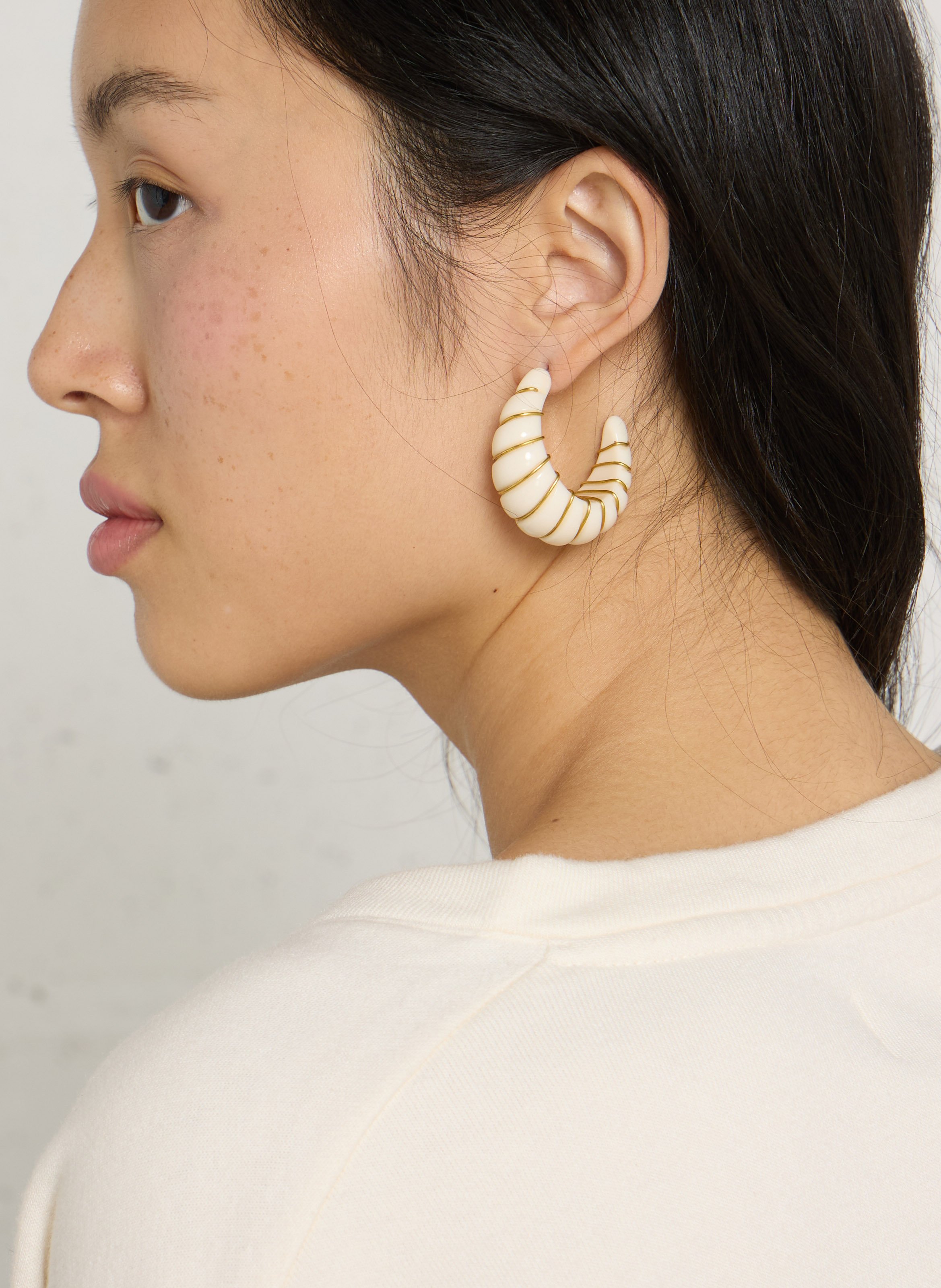 Gesloten oorringen FEEKA Beige