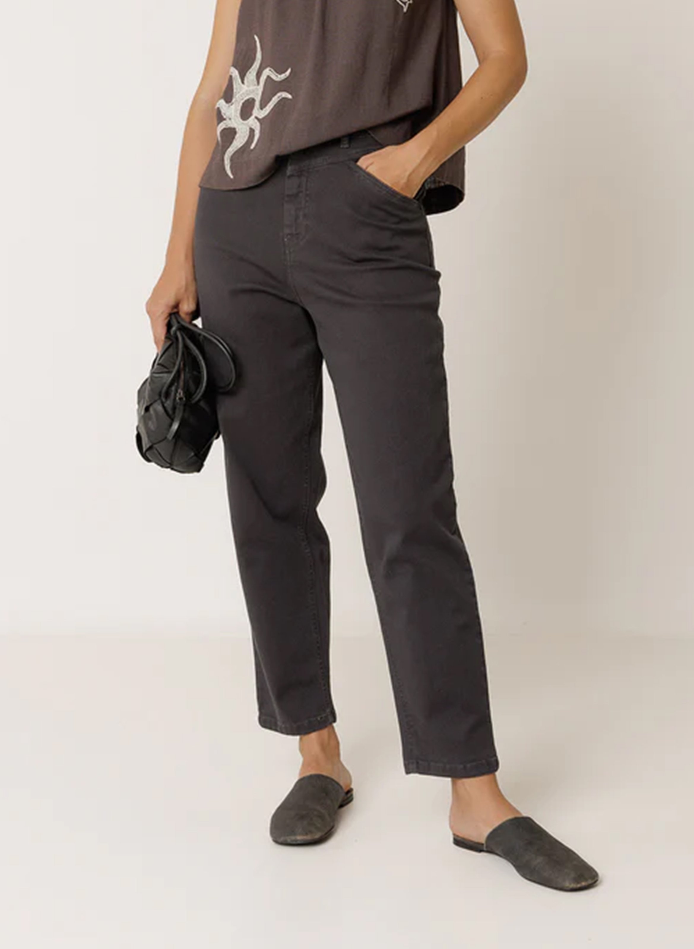 Hoch sitzende Mom-Fit-Jeans in Unifarbe INDI & COLD Grau