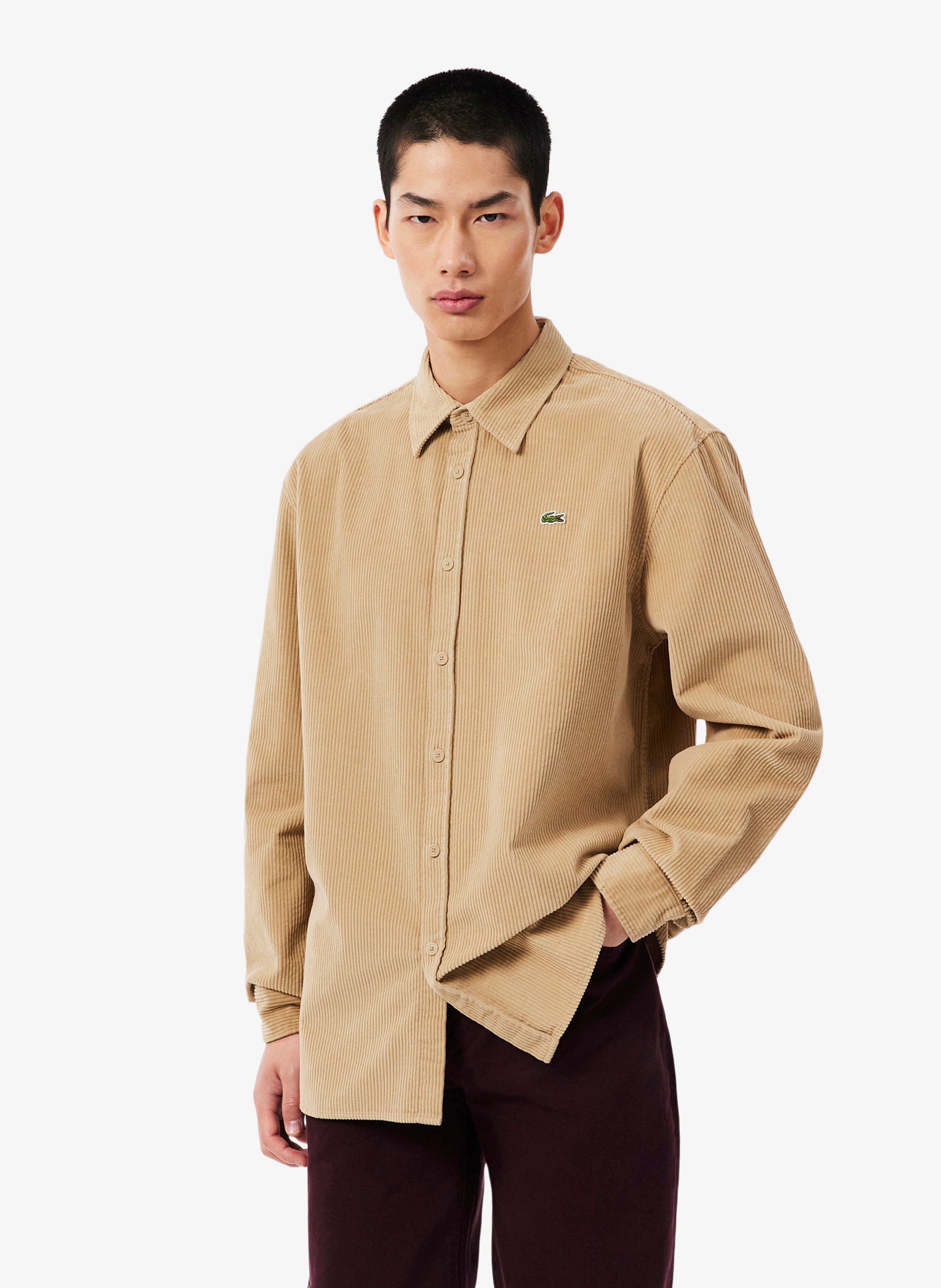 Gerade geschnittenes Hemd mit klassischem Kragen aus Cordstoff aus Baumwolle. LACOSTE Beige