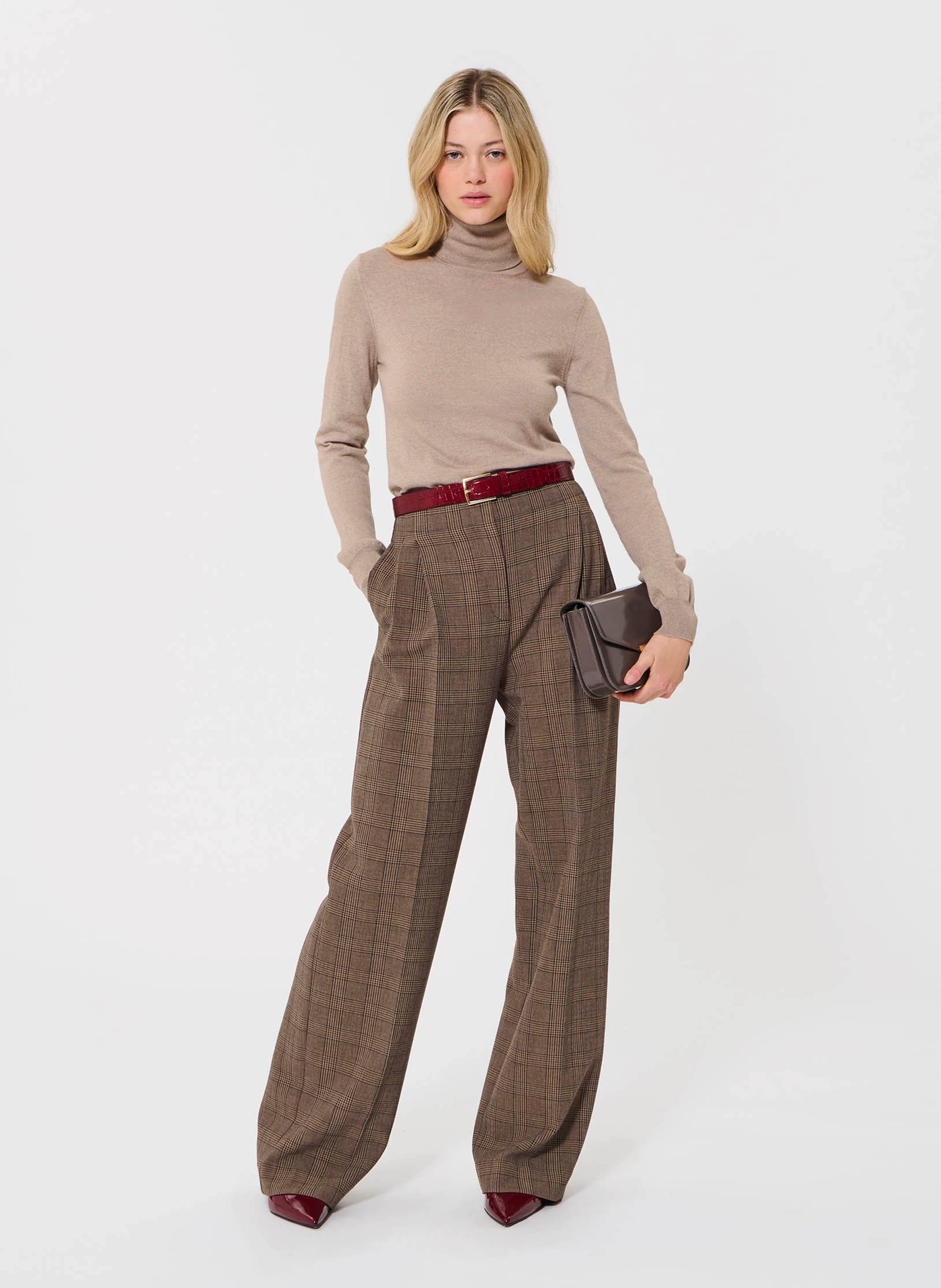 Pull moulant col roulé en laine TARA JARMON Marron