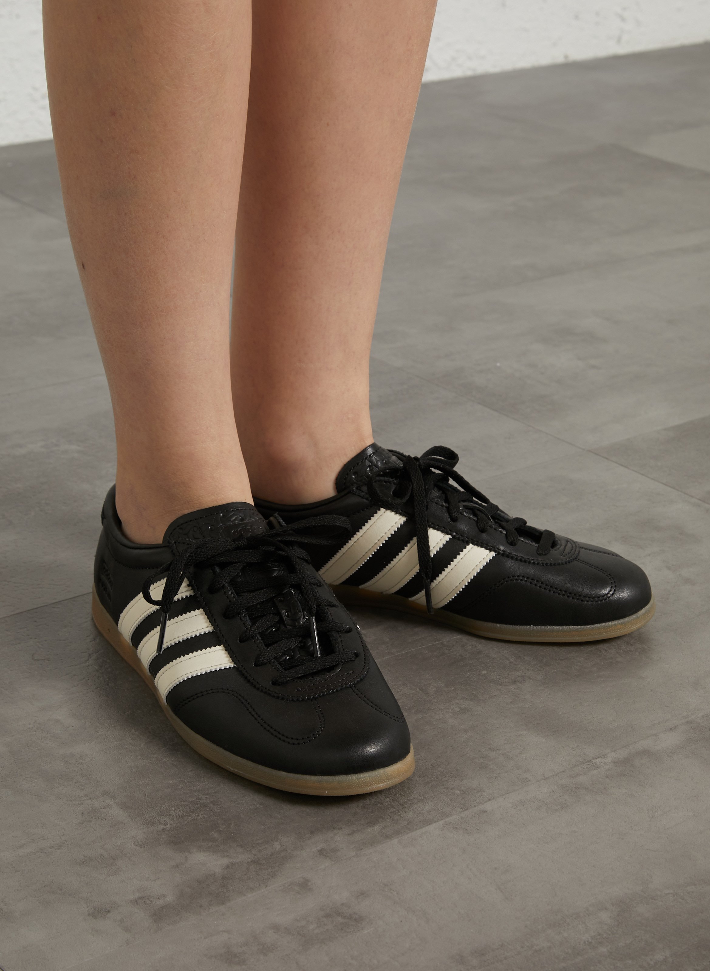 . ADIDAS Schwarz