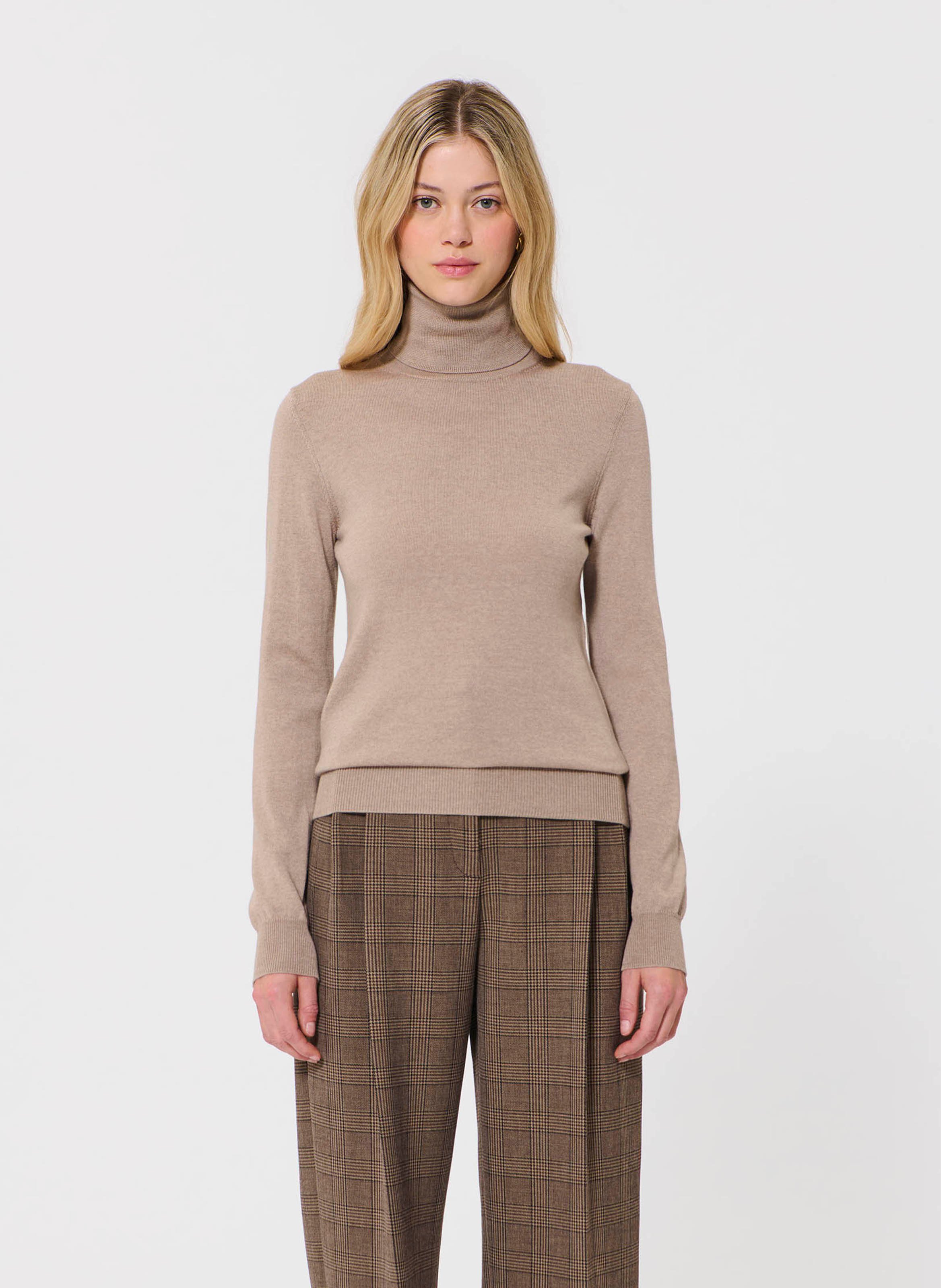 Pull moulant col roulé en laine TARA JARMON Marron