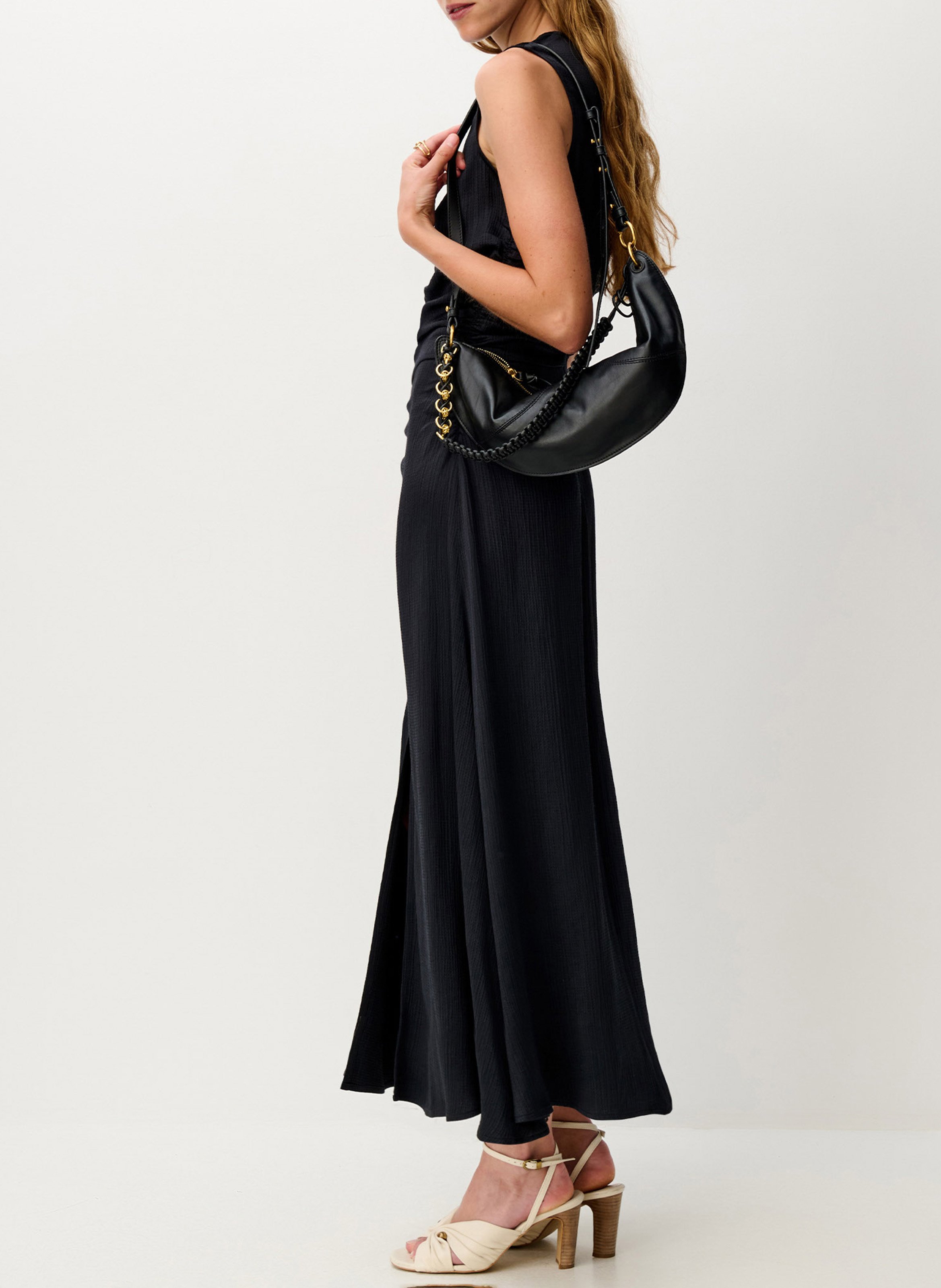 Langes Kleid mit Rundhalsausschnitt und Raffungen. SESSUN Schwarz