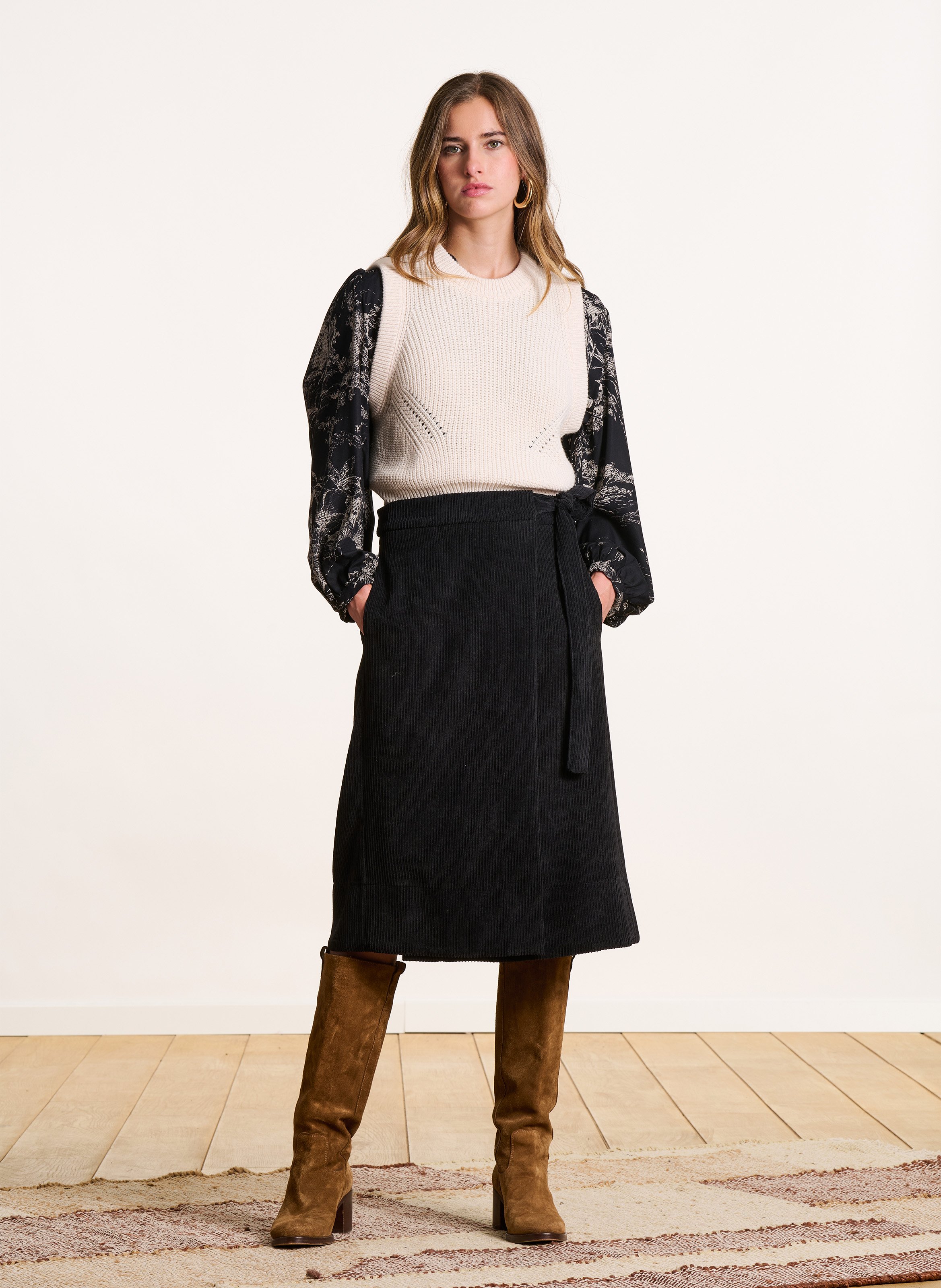 Jupe midi portefeuille en velours côtéle LA FEE MARABOUTEE Noir