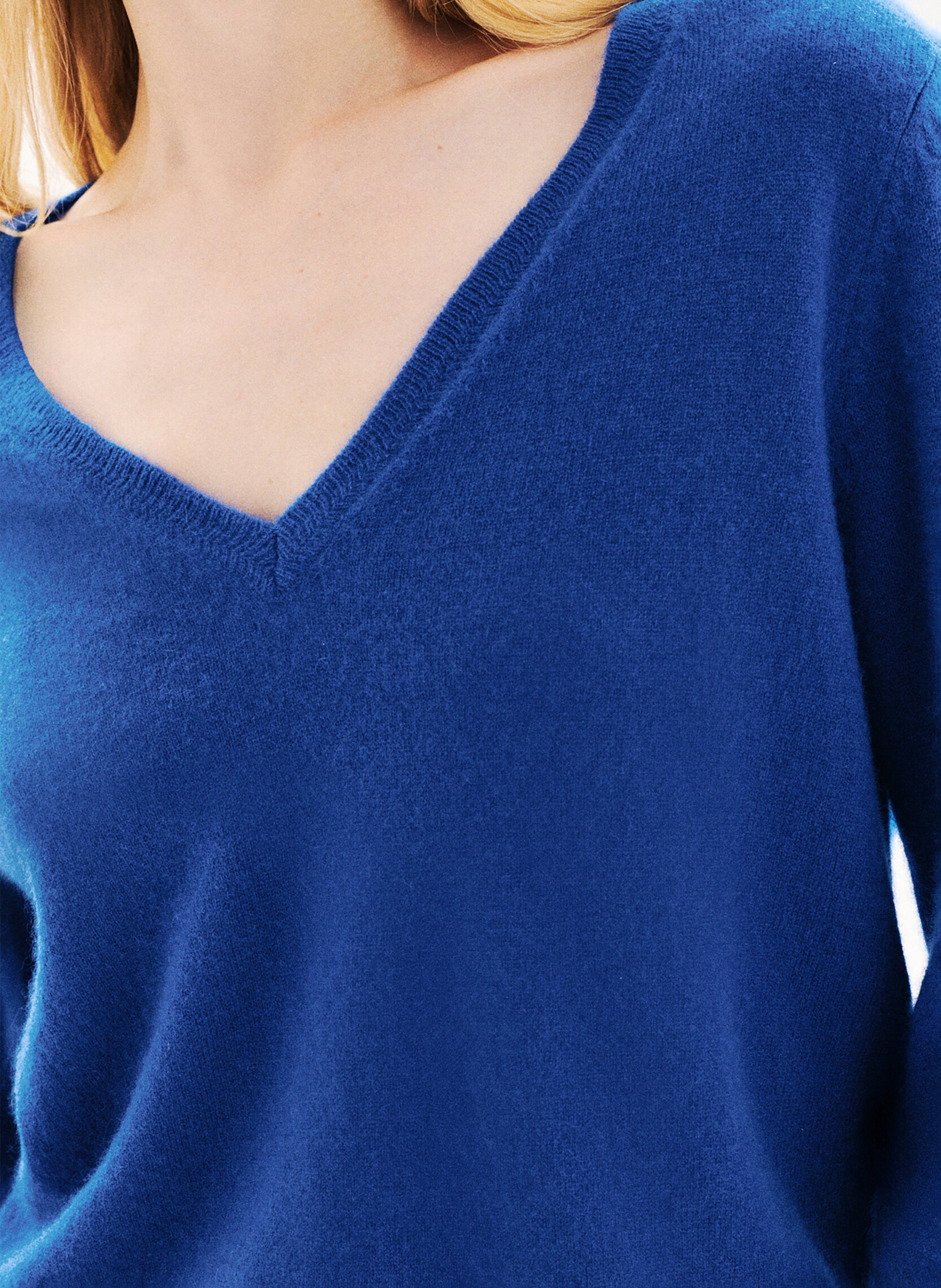 Pull cintré col V en cachemire CAROLL Bleu