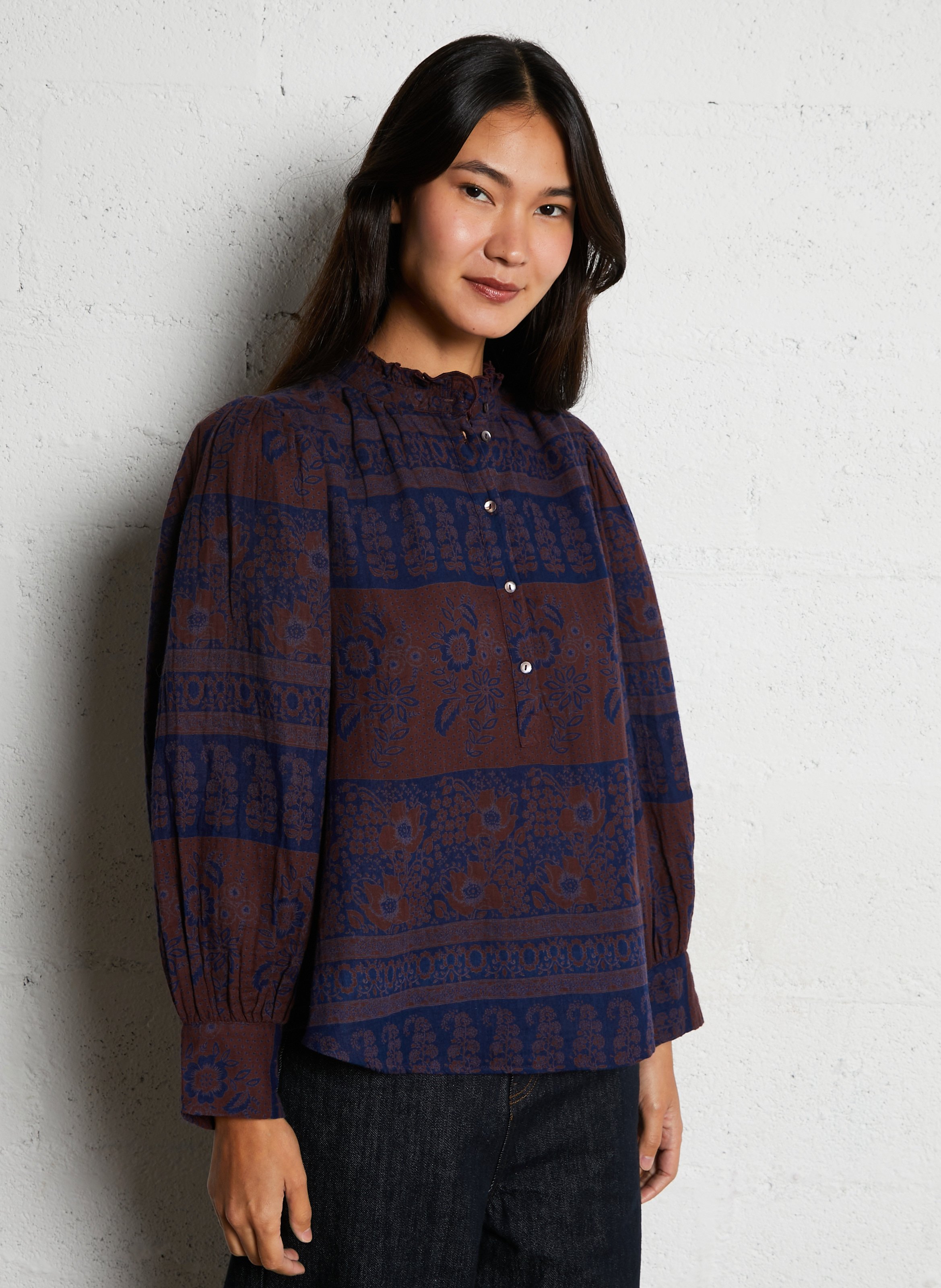 Bluse mit viktorianischem Kragen und bedrucktem Baumwollstoff ANTIK BATIK Pflaume