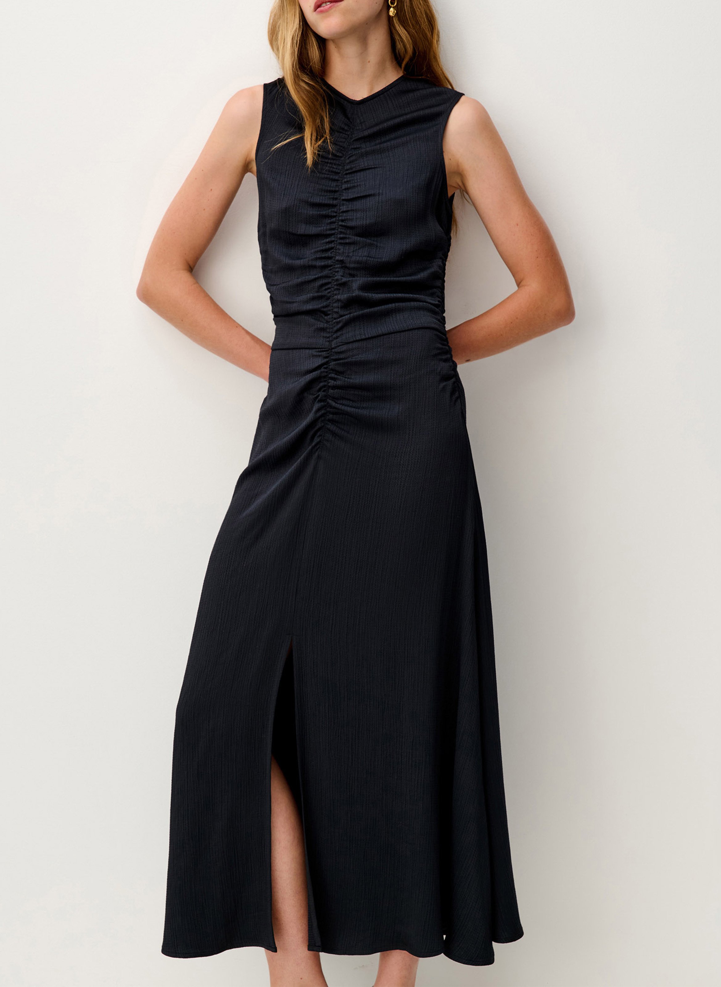 Langes Kleid mit Rundhalsausschnitt und Raffungen. SESSUN Schwarz