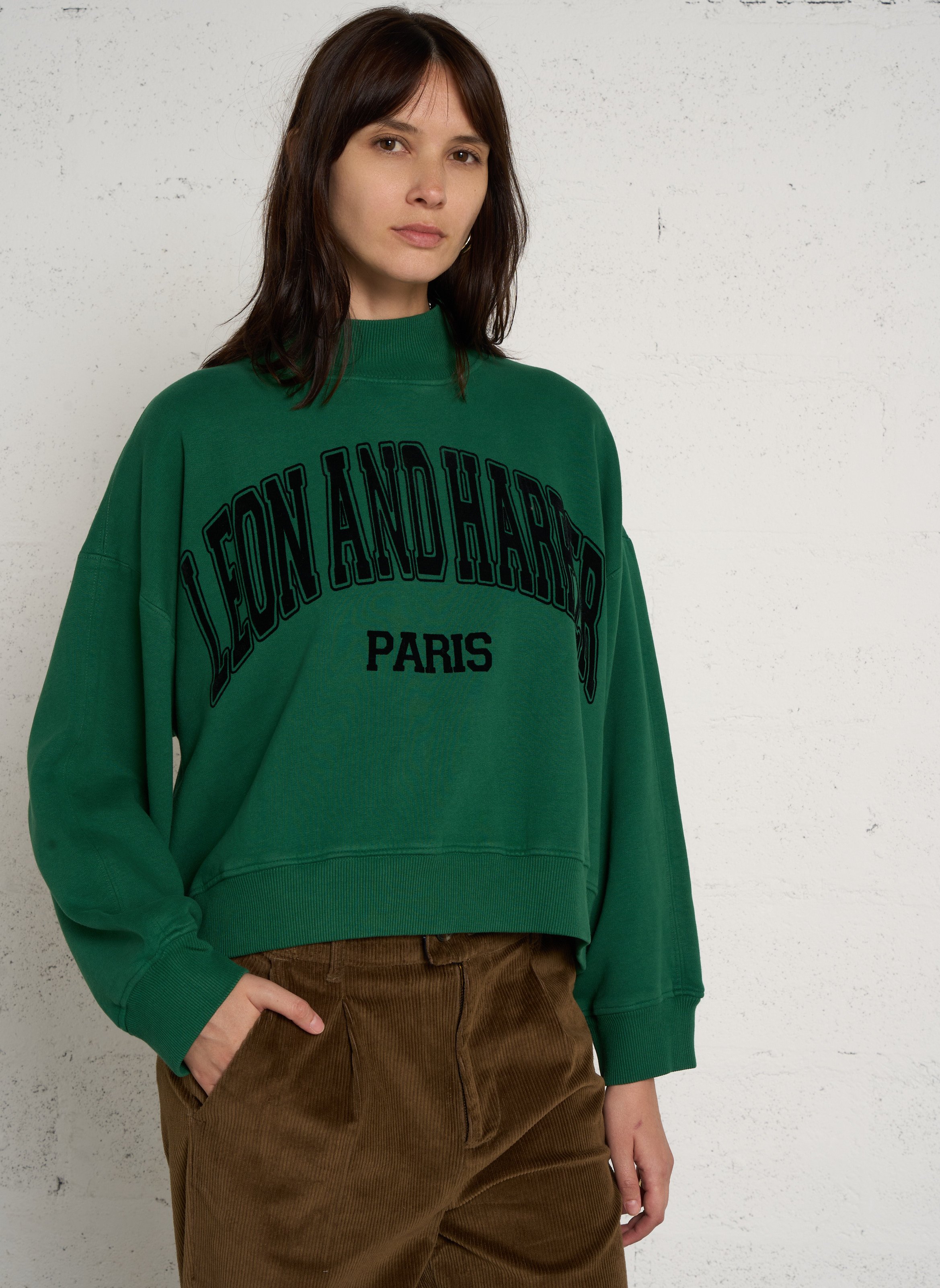 Weites Sweatshirt mit Stehkragen und bedrucktem Muster aus Baumwollmischung. LEON & HARPER