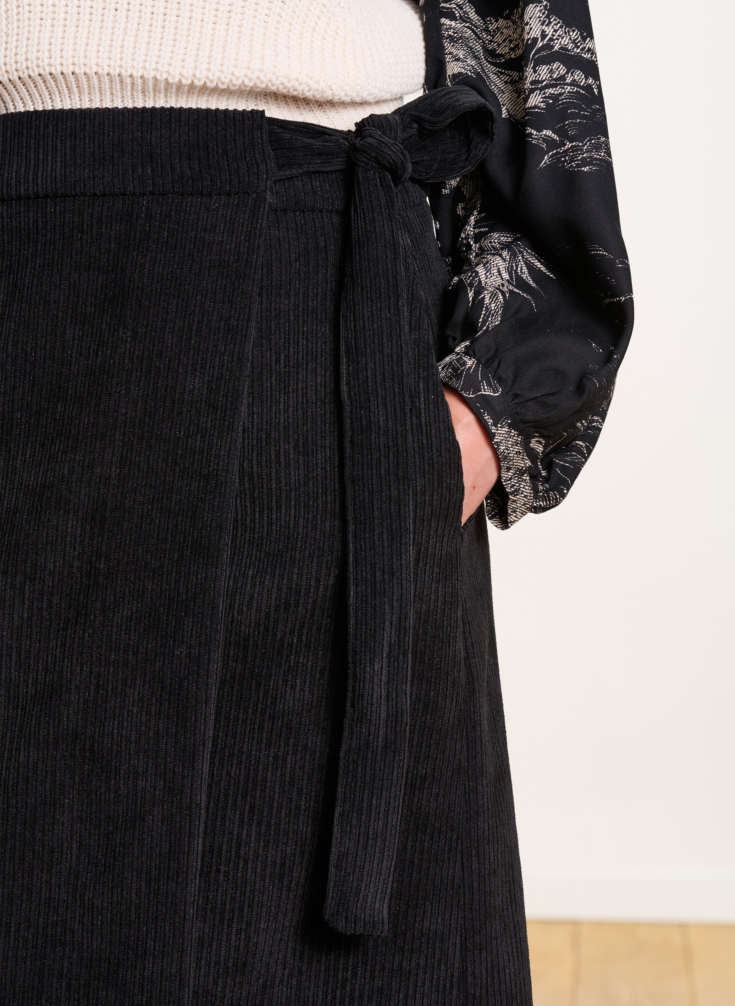 Jupe midi portefeuille en velours côtéle LA FEE MARABOUTEE Noir