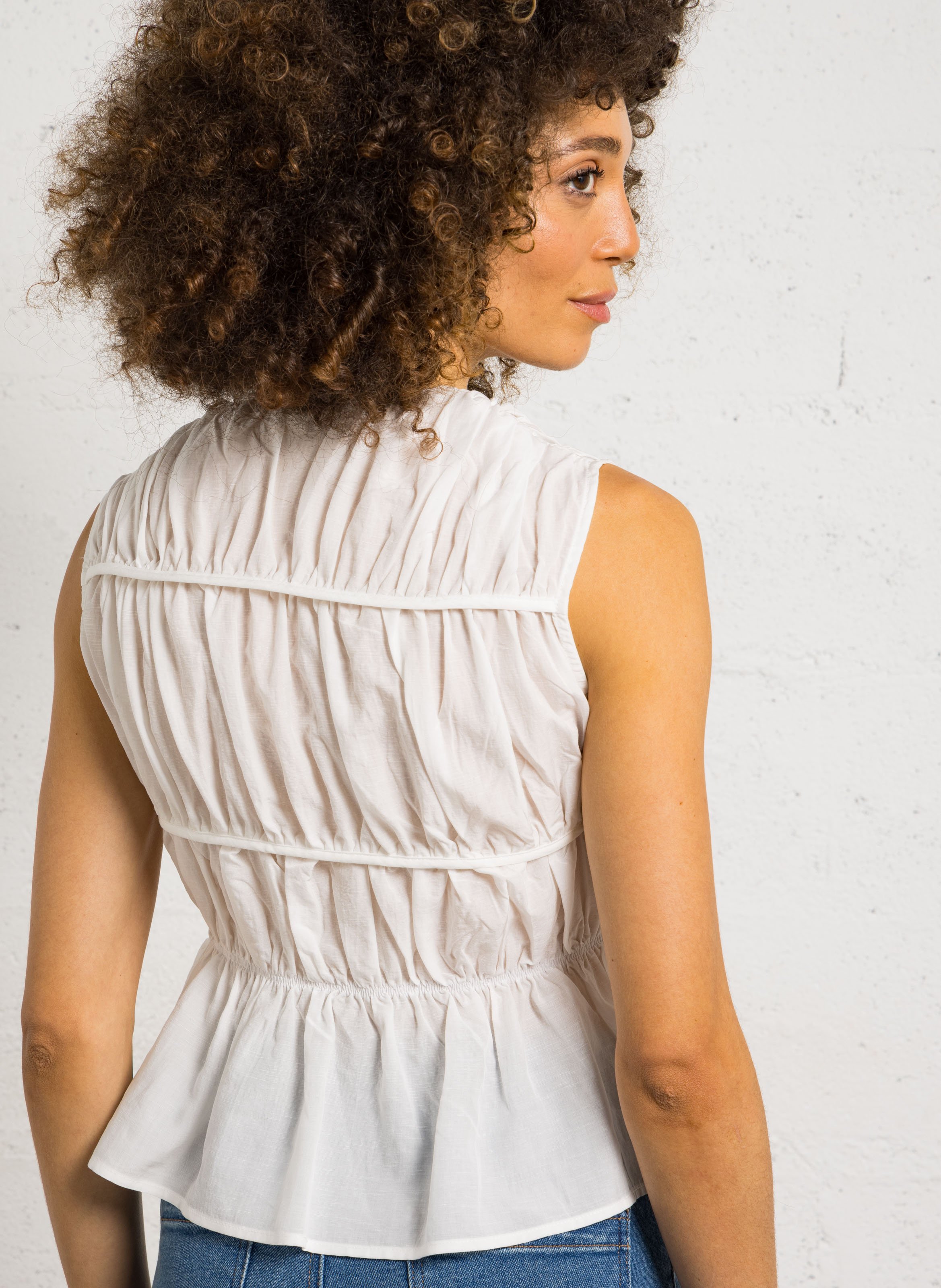 Top cintré col V en tissu froissé THE KORNER Blanc