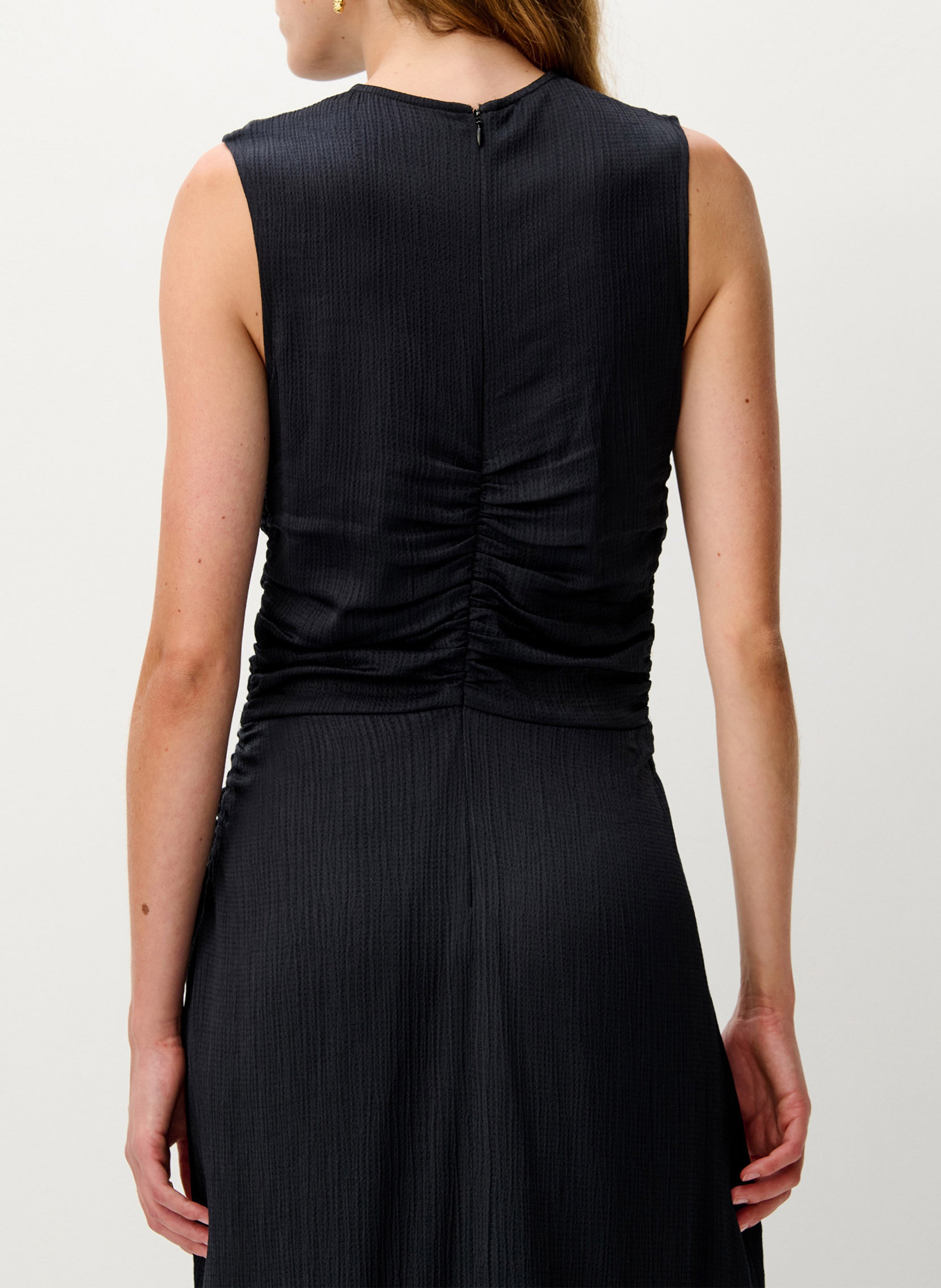 Langes Kleid mit Rundhalsausschnitt und Raffungen. SESSUN Schwarz