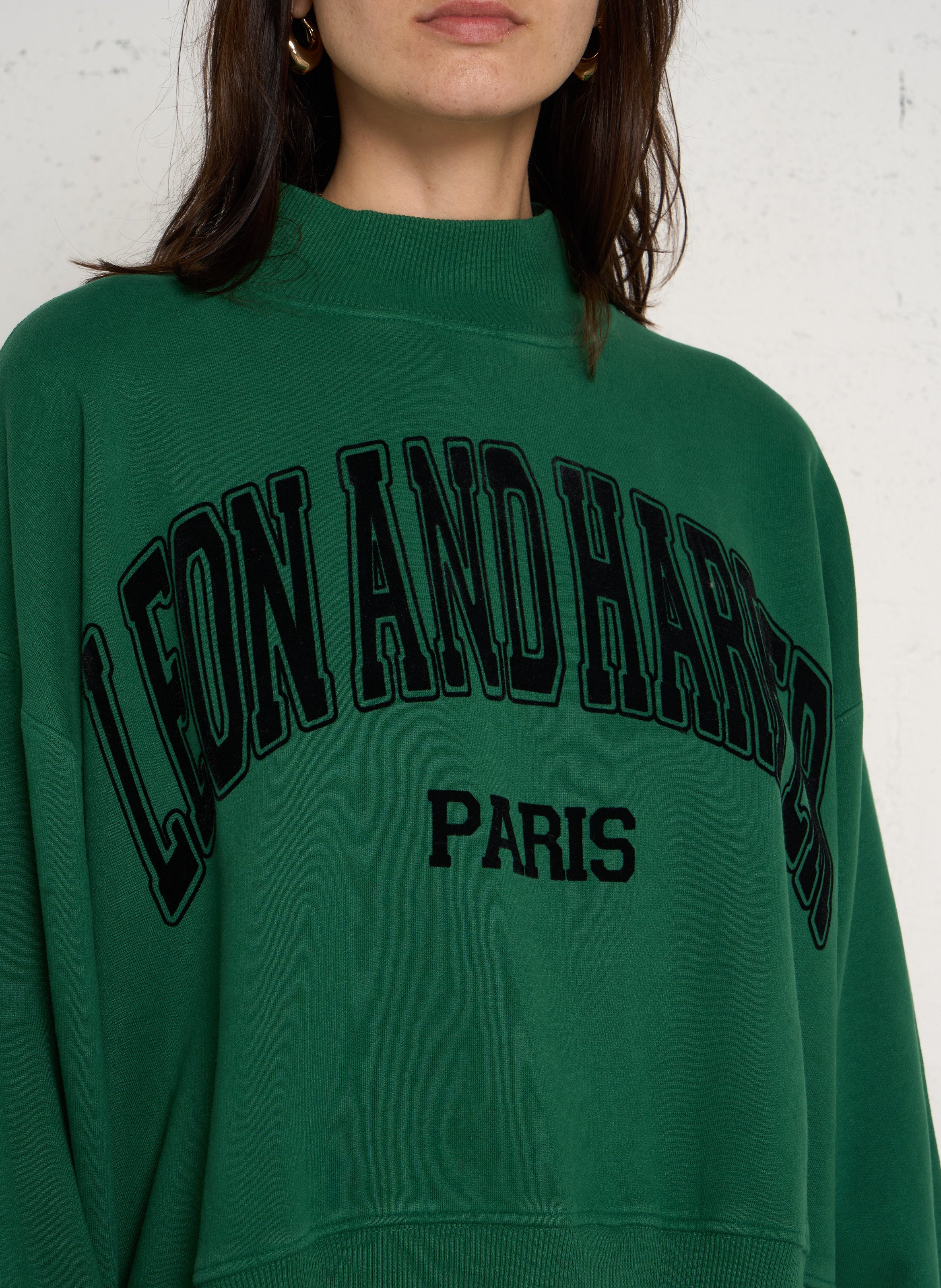 Weites Sweatshirt mit Stehkragen und bedrucktem Muster aus Baumwollmischung. LEON & HARPER Grun