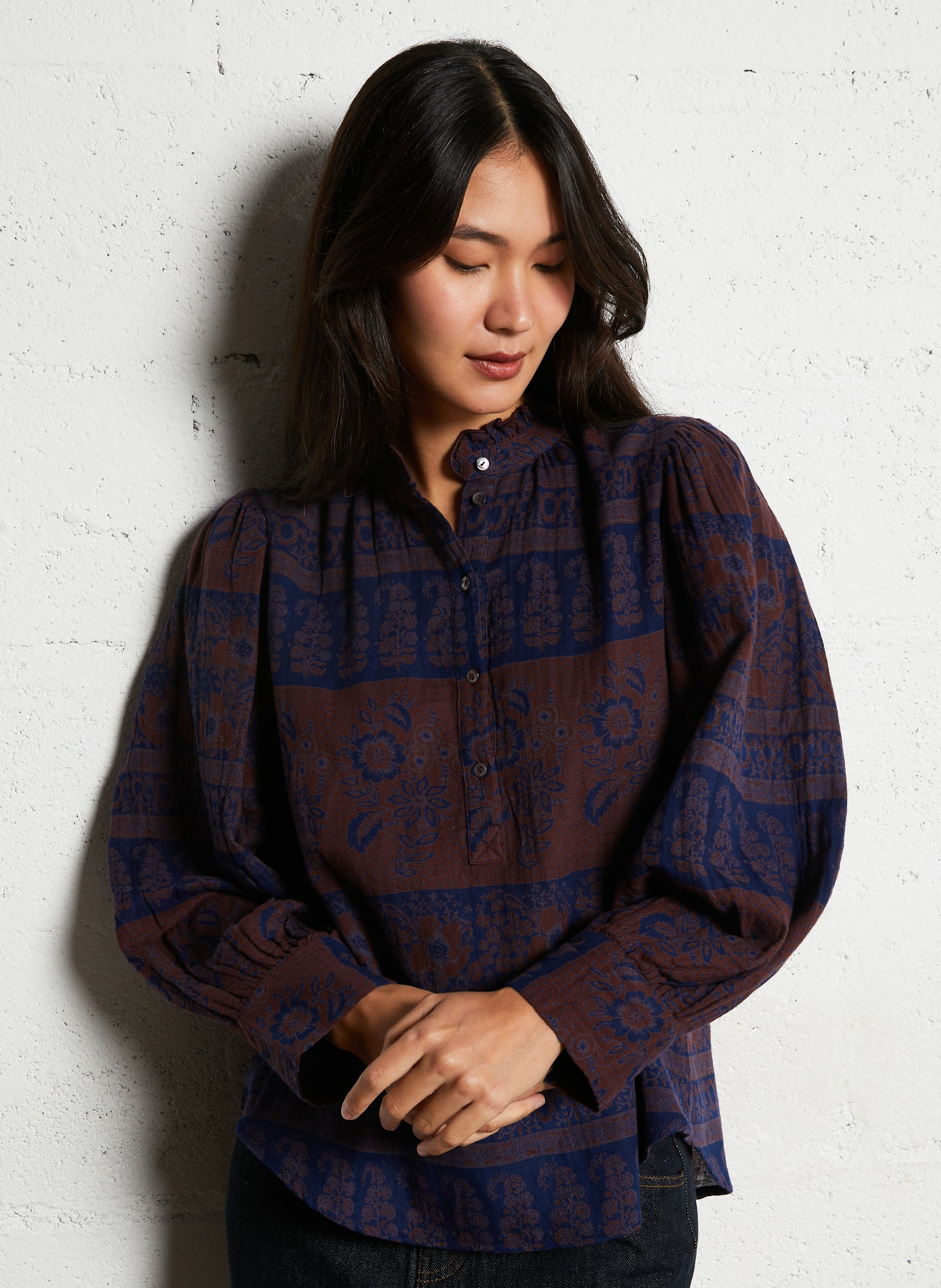 Bluse mit viktorianischem Kragen und bedrucktem Baumwollstoff ANTIK BATIK Pflaume