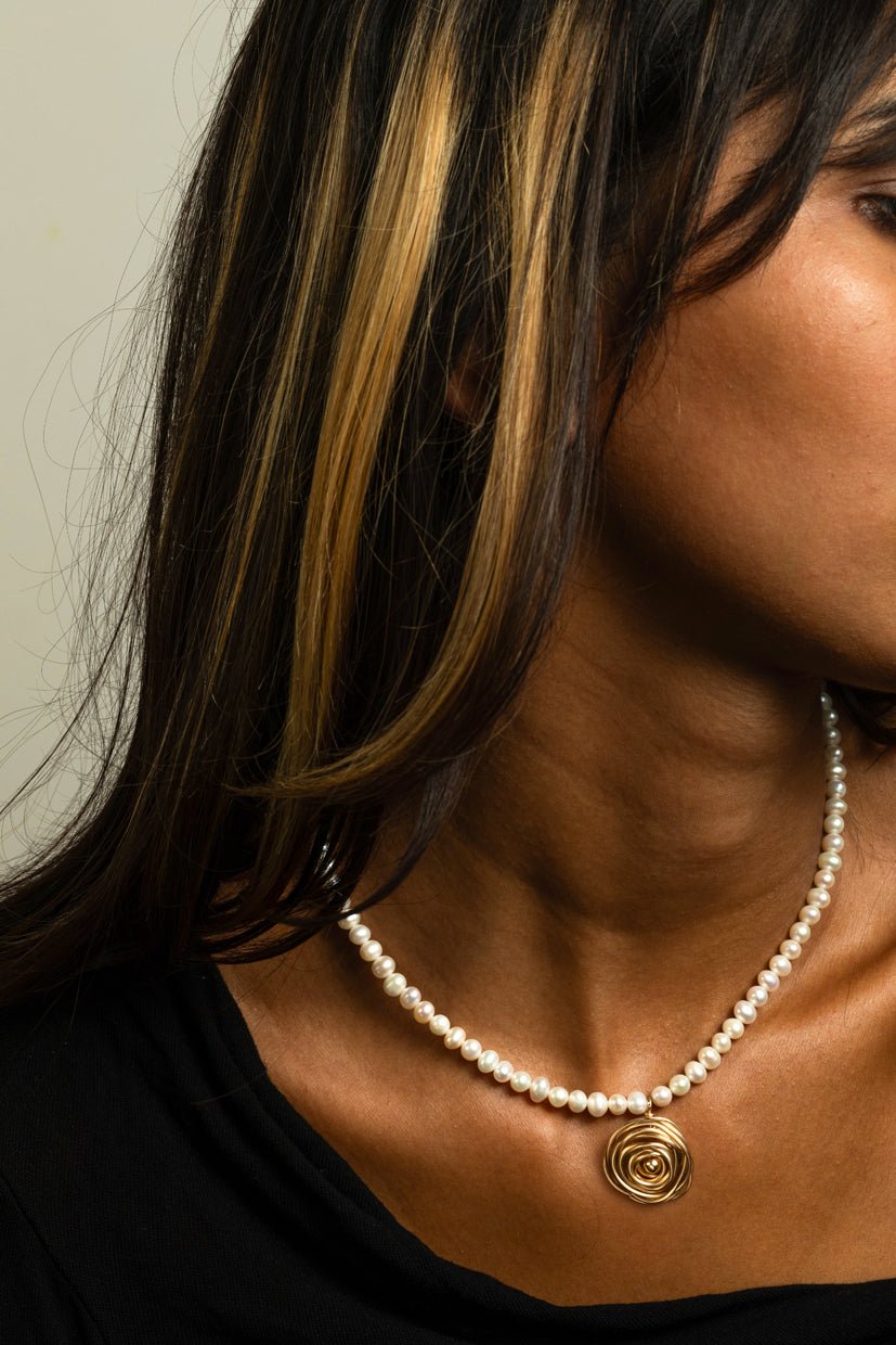 Rosa necklace - gold cultured pearl YAY White