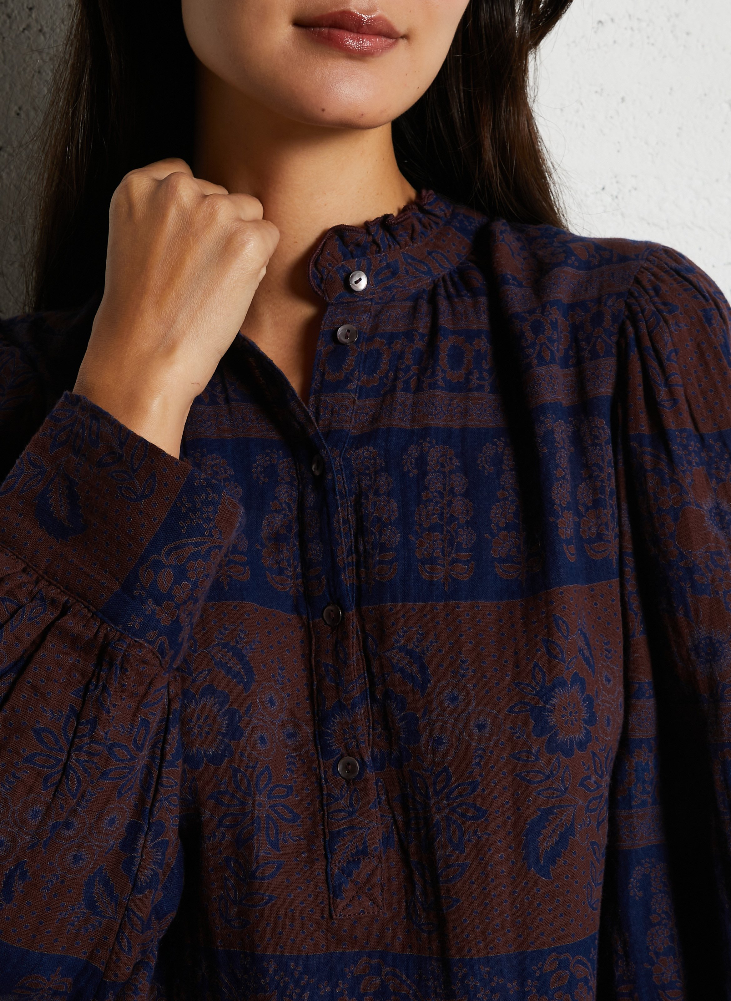 Bluse mit viktorianischem Kragen und bedrucktem Baumwollstoff ANTIK BATIK Pflaume