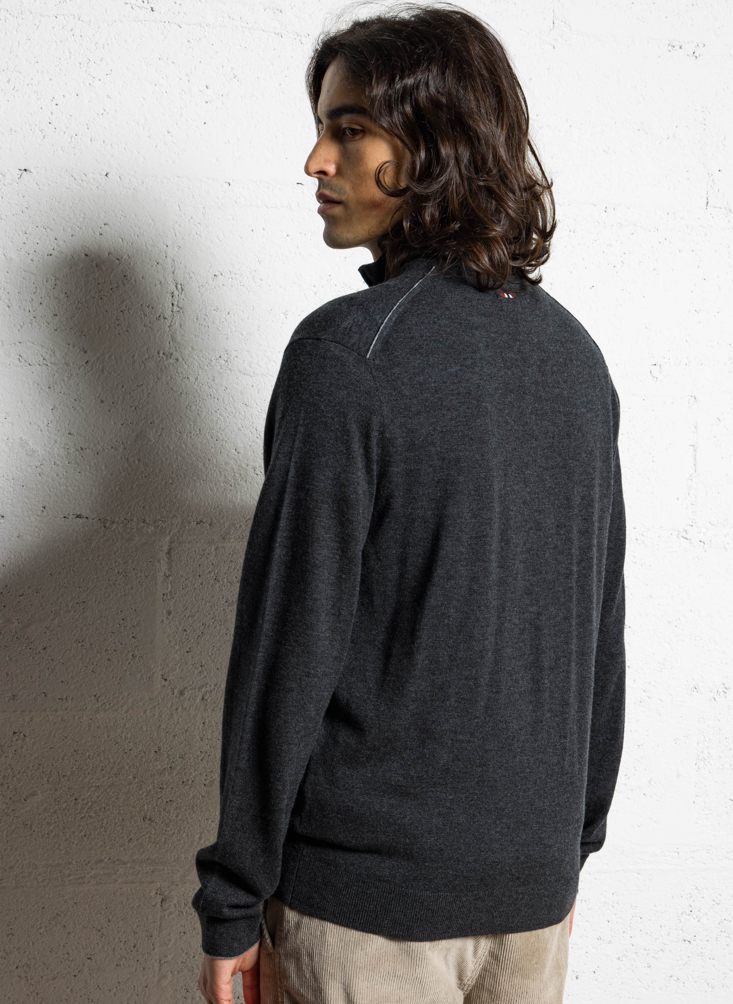 Rechte trui met opstaande kraag en geborduurd in wol NAPAPIJRI Grijs