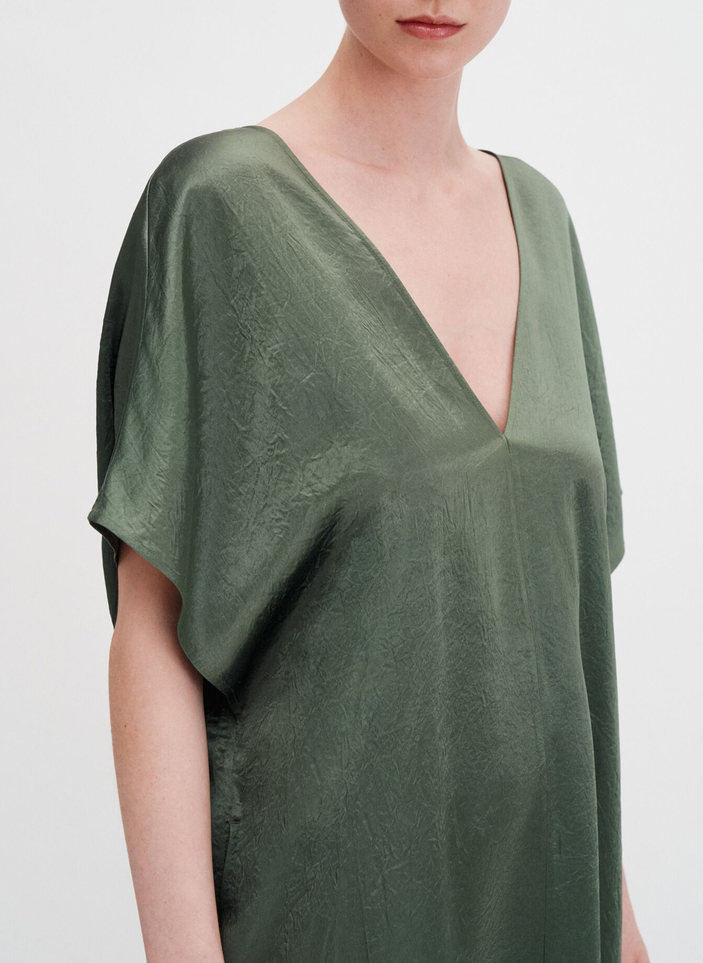 Vestido largo holgado de cuello en V liso FILIPPA K Verde