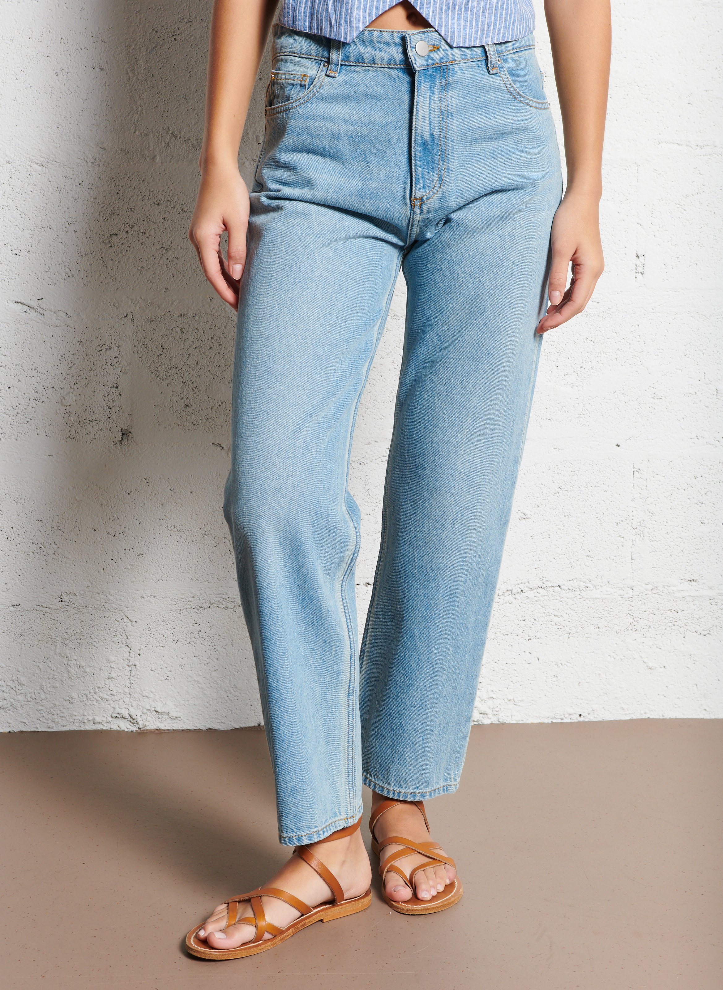 - Rechte jeans
- 5 zakken
- Recht model
- Verwassen effect ACQUAVERDE