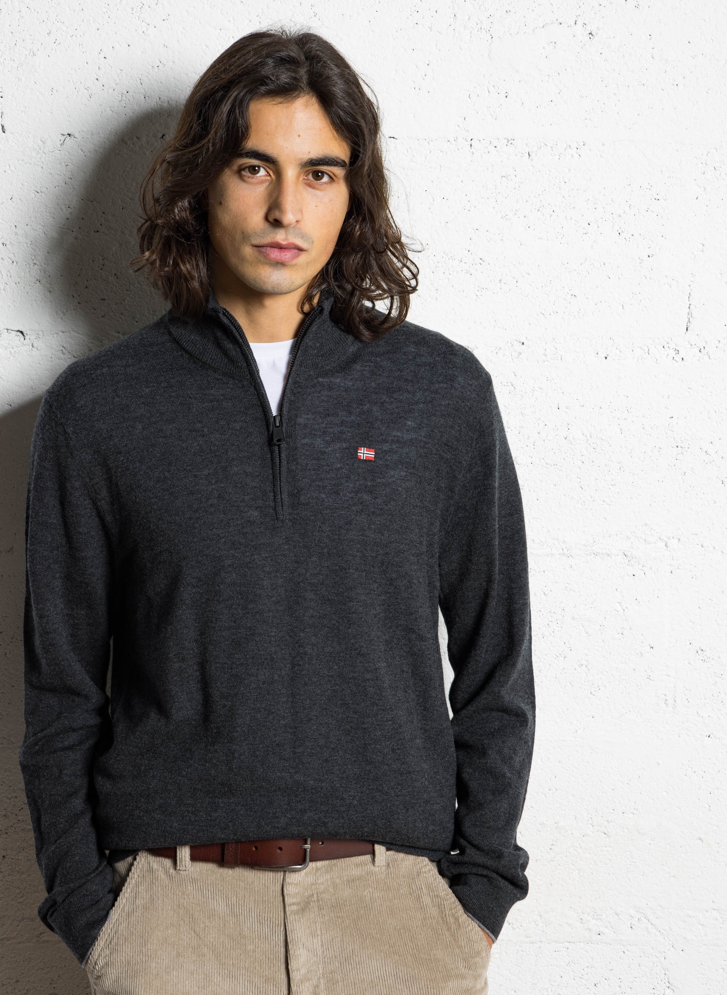 Rechte trui met opstaande kraag en geborduurd in wol NAPAPIJRI Grijs