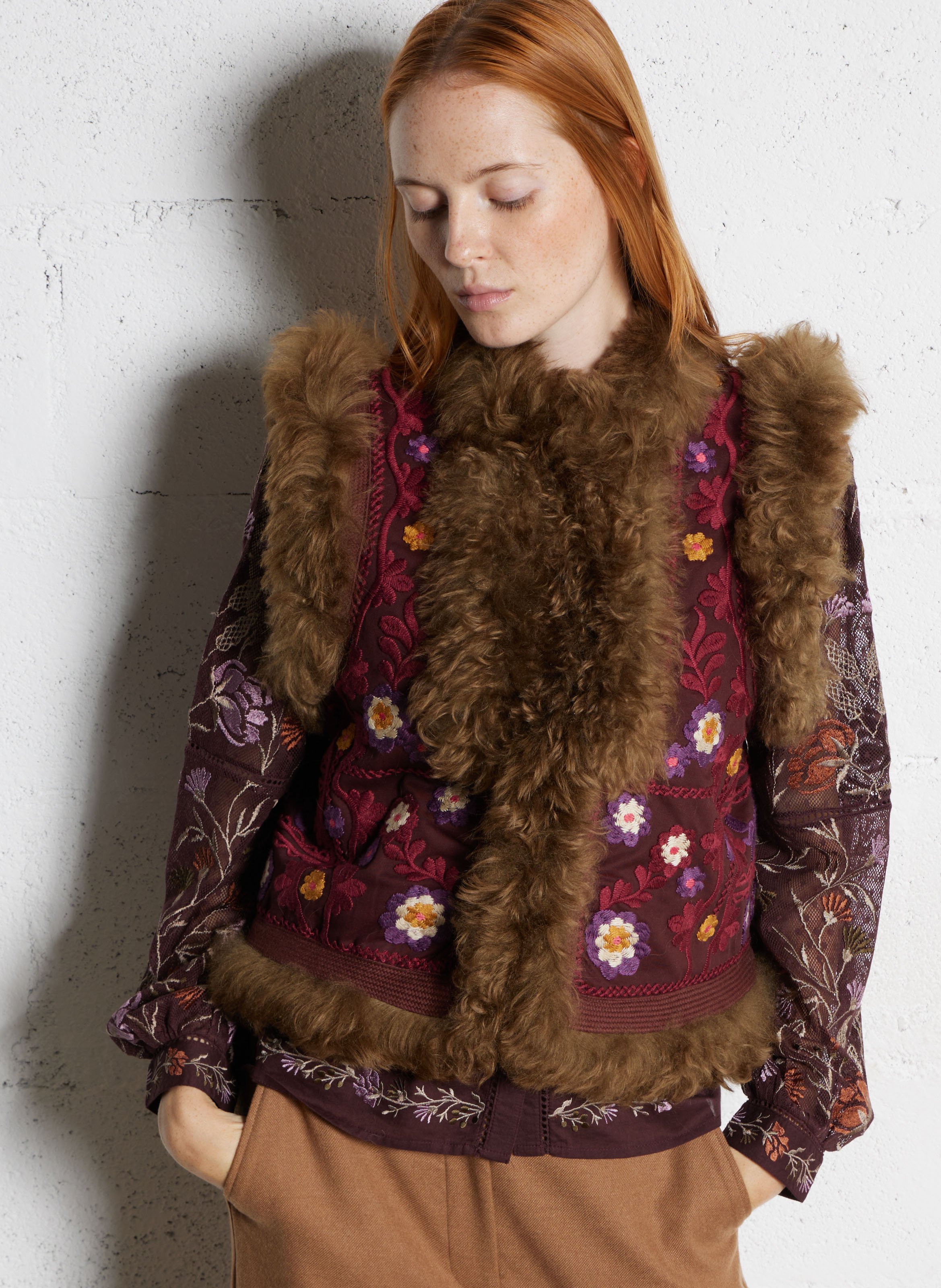 Ärmellose bestickte Wollmischweste ANTIK BATIK