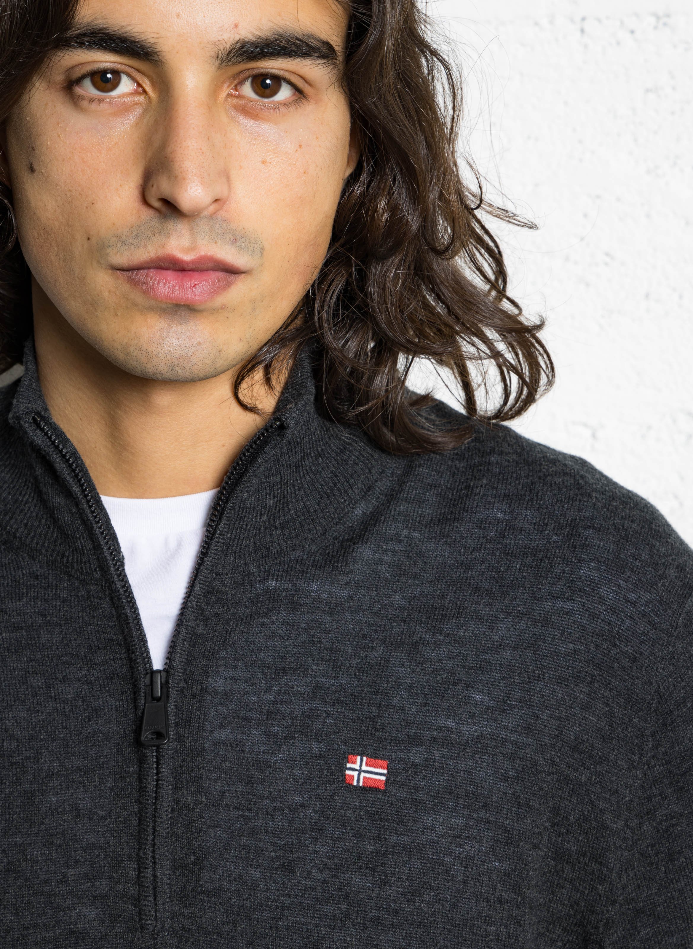 Rechte trui met opstaande kraag en geborduurd in wol NAPAPIJRI Grijs