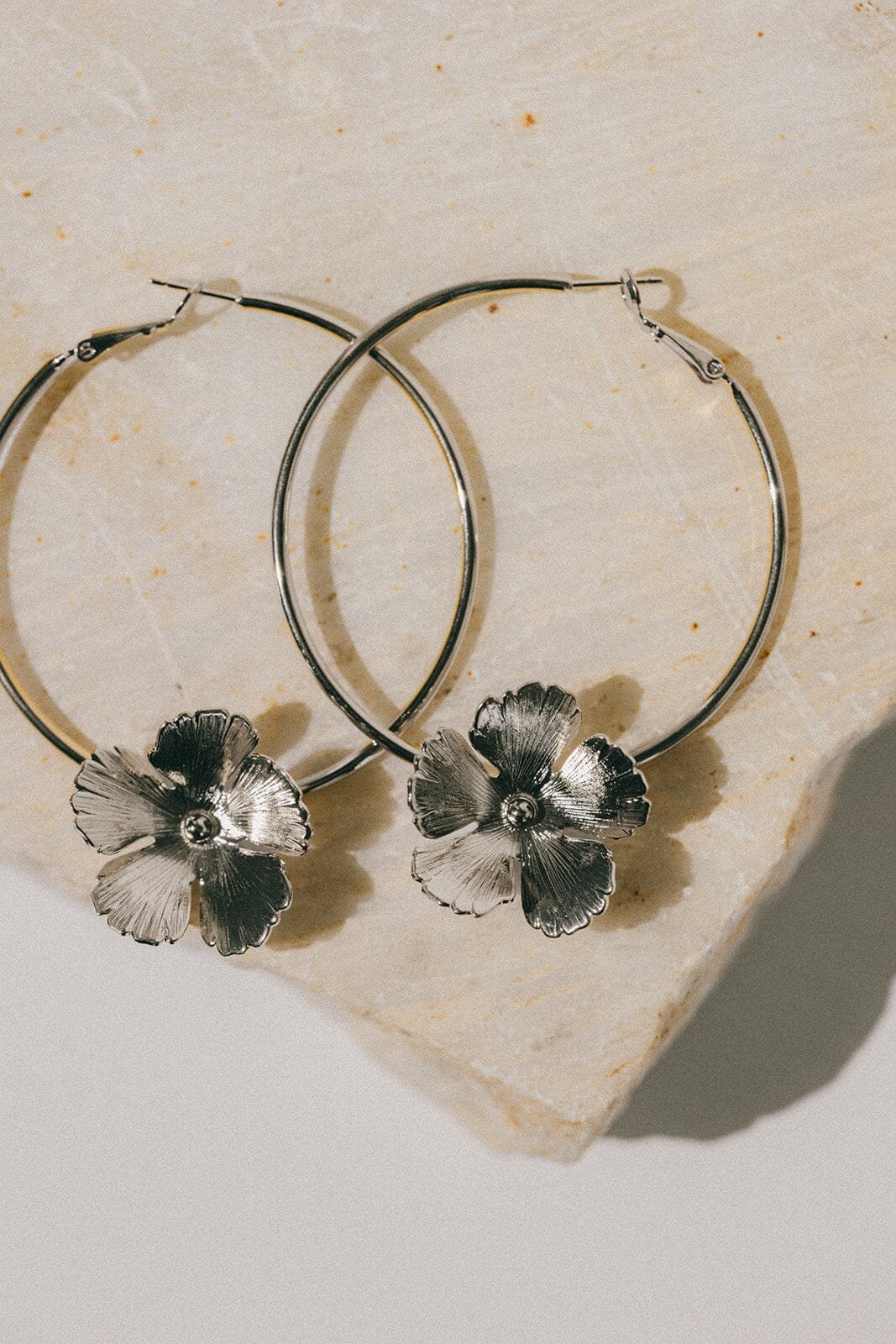 Flower-shaped gold-plated hoop earrings Silver