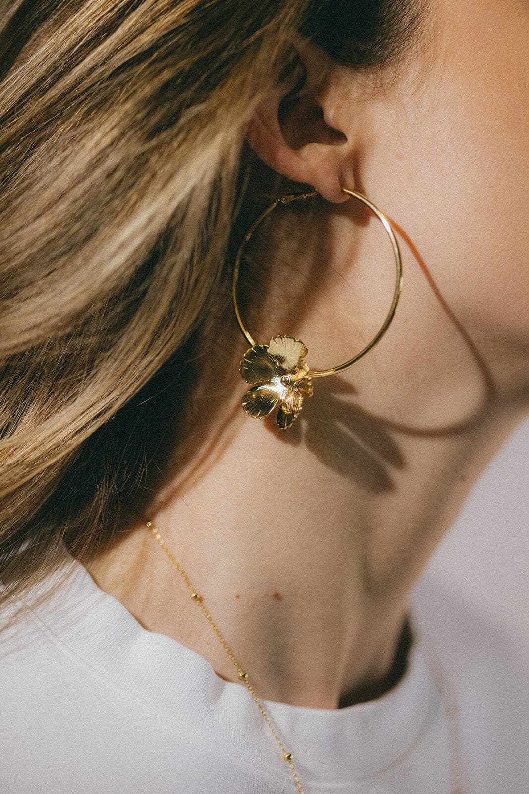 Flower-shaped gold-plated hoop earrings Silver