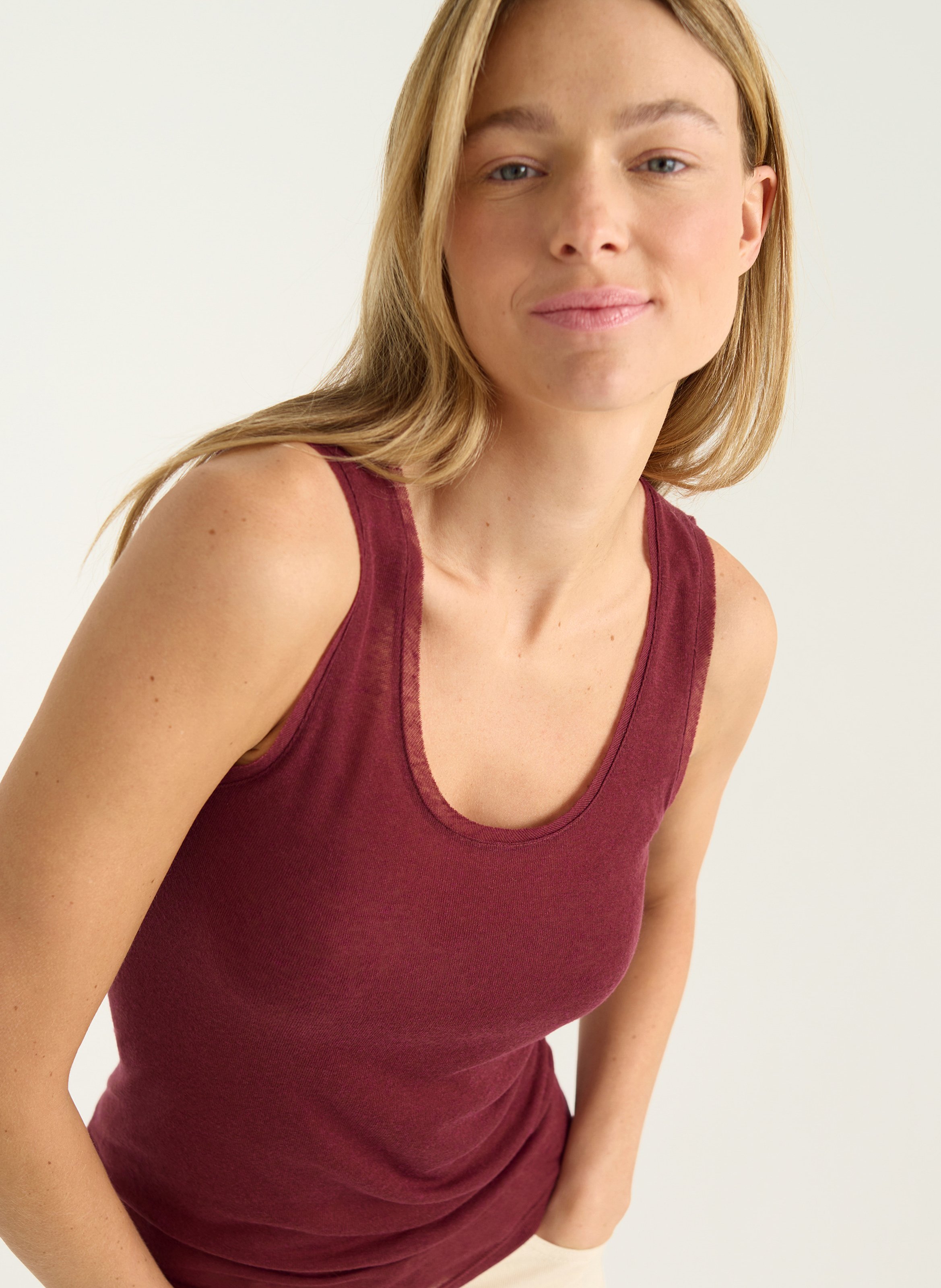 Débardeur ajustée col rond ACOTE Rouge