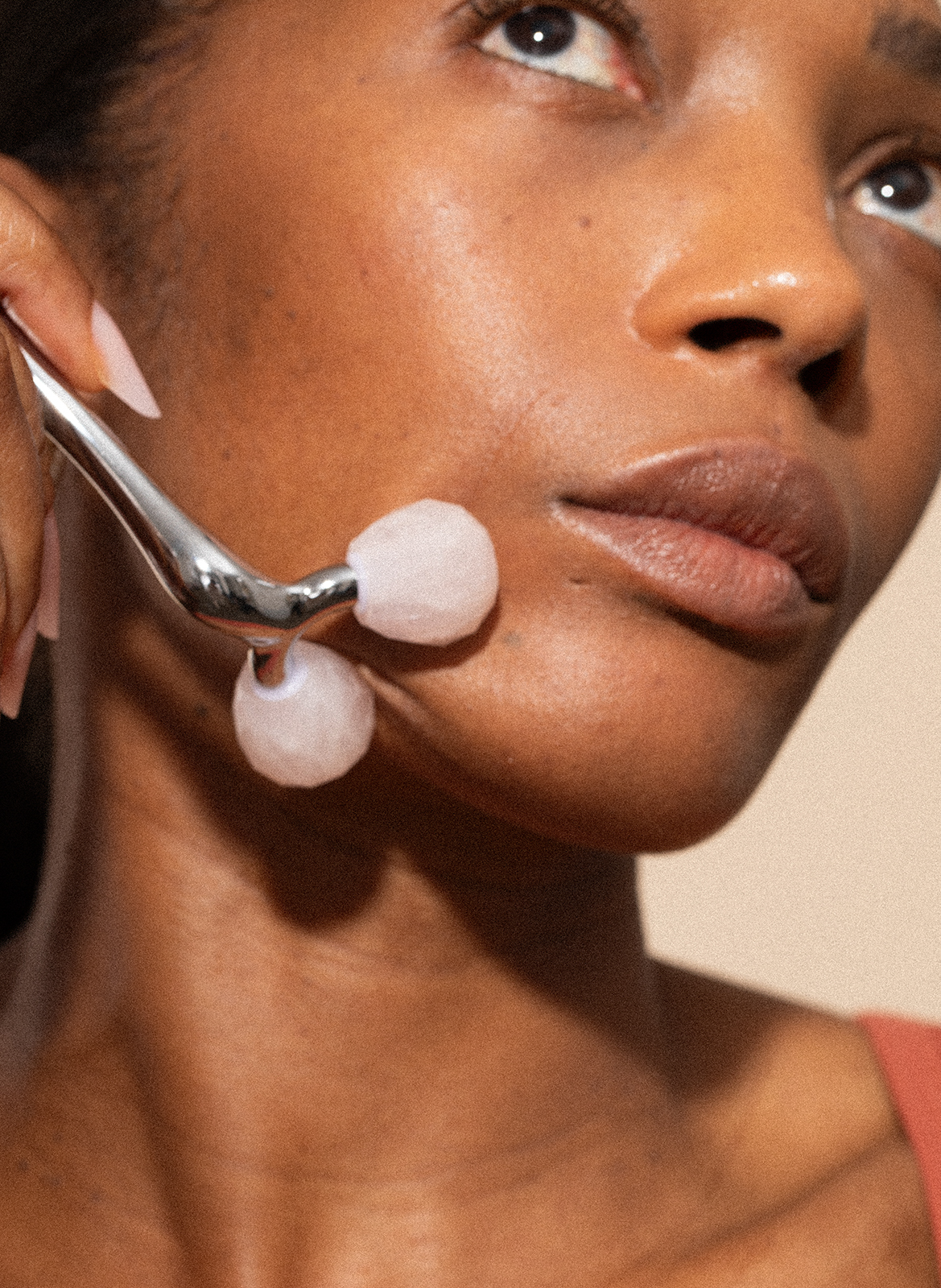 Roller V liftant visage en Quartz Rose HOLIDERMIE No color