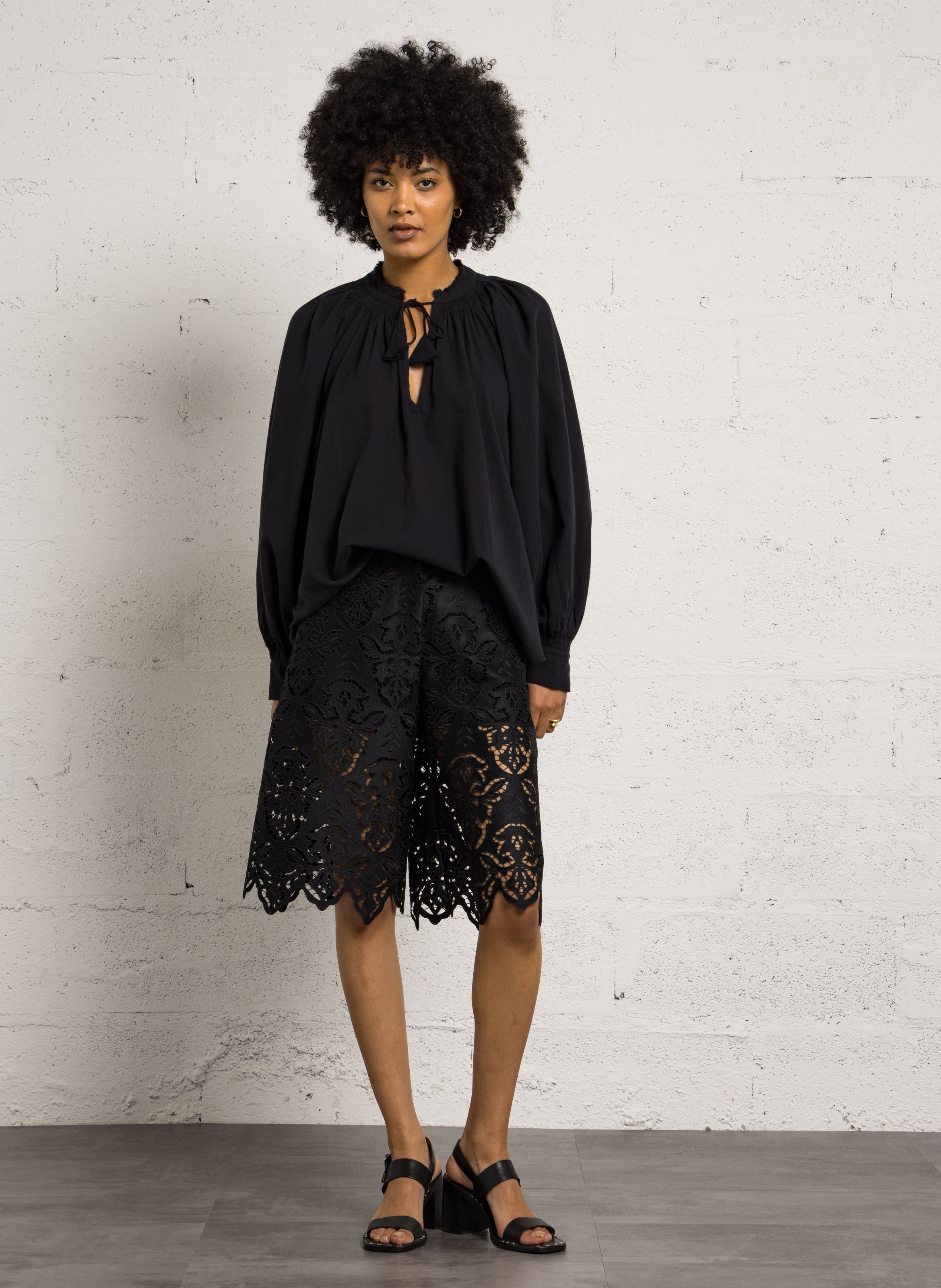 Bermuda recto de encaje BERENICE Negro