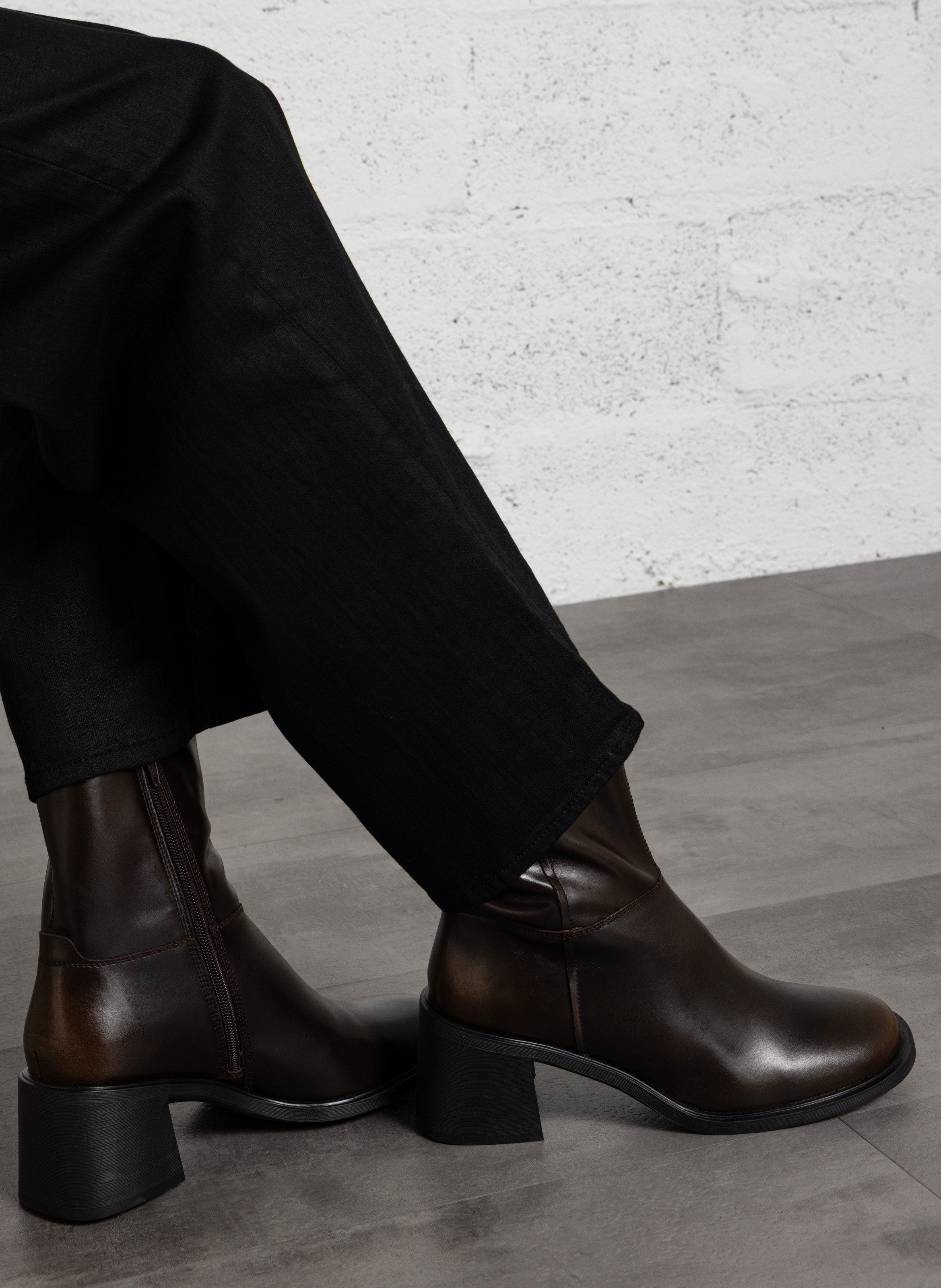 Round-toe leather gradient ankle boots VAGABOND Brown