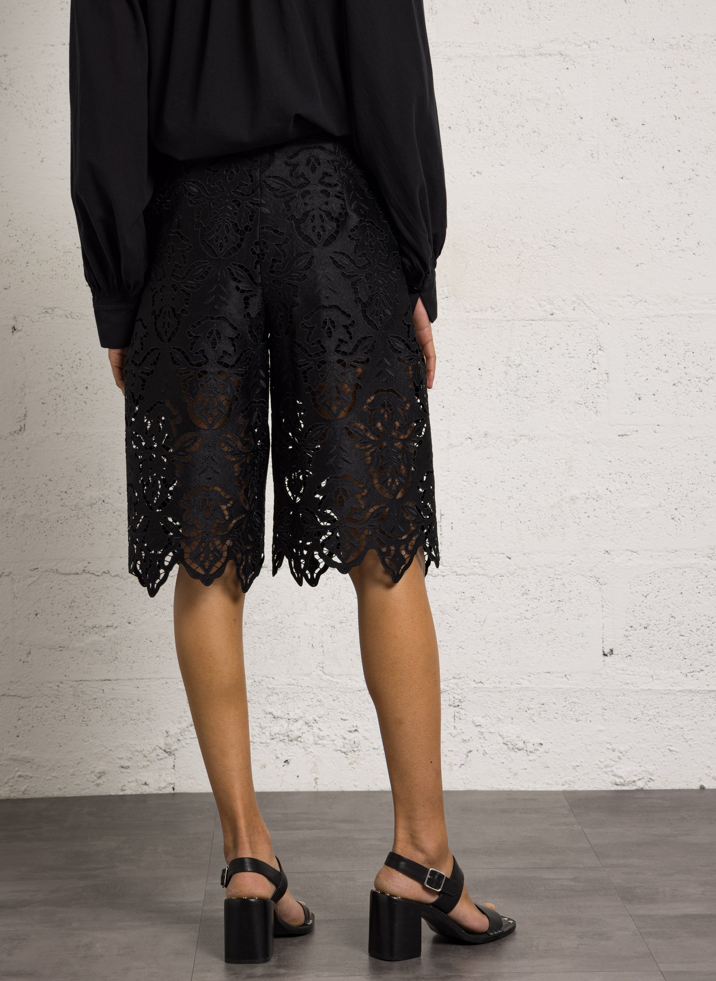 Bermuda recto de encaje BERENICE Negro