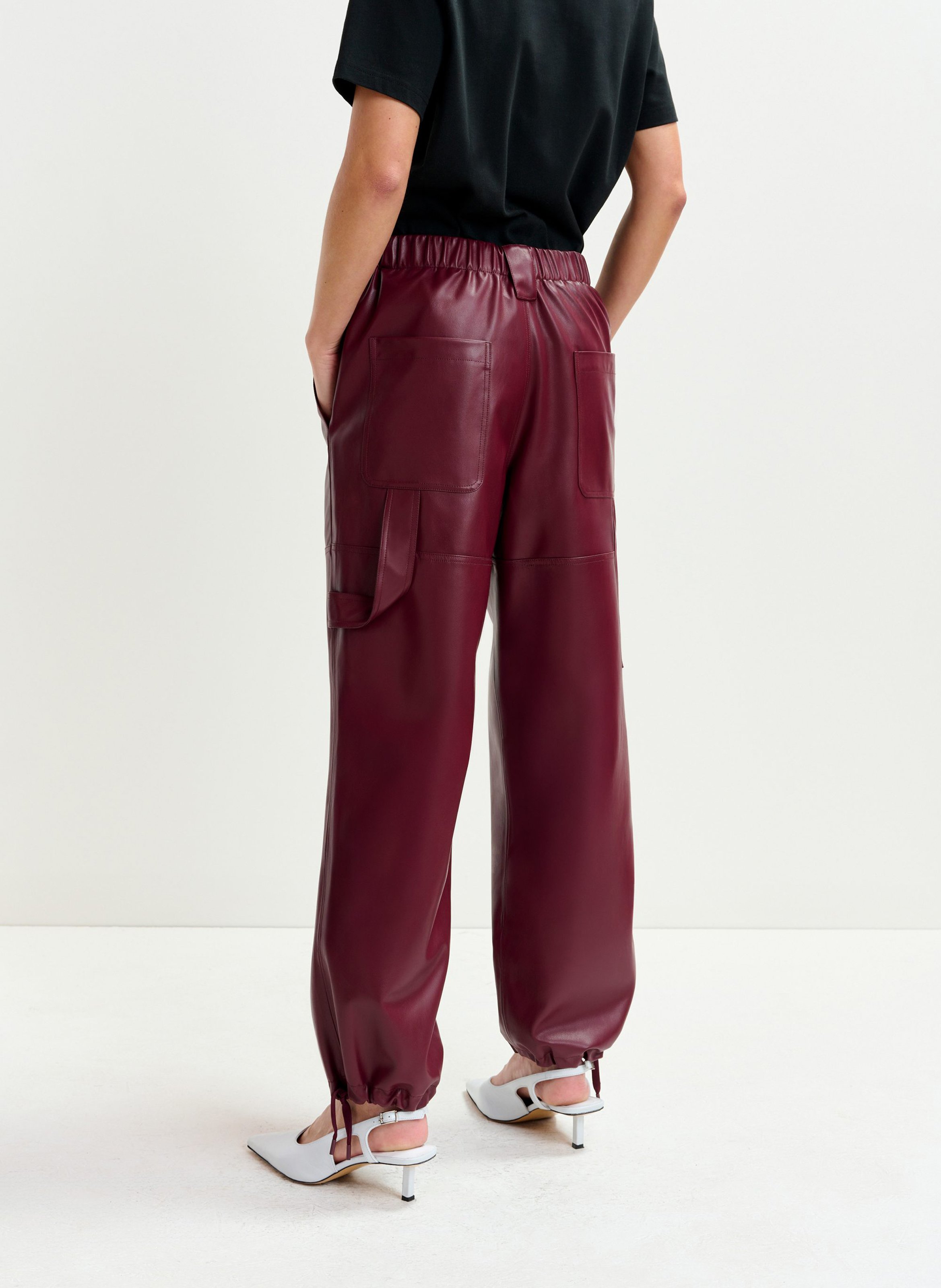 Pantalon droit aspect cuir ESSENTIEL ANTWERP Rouge