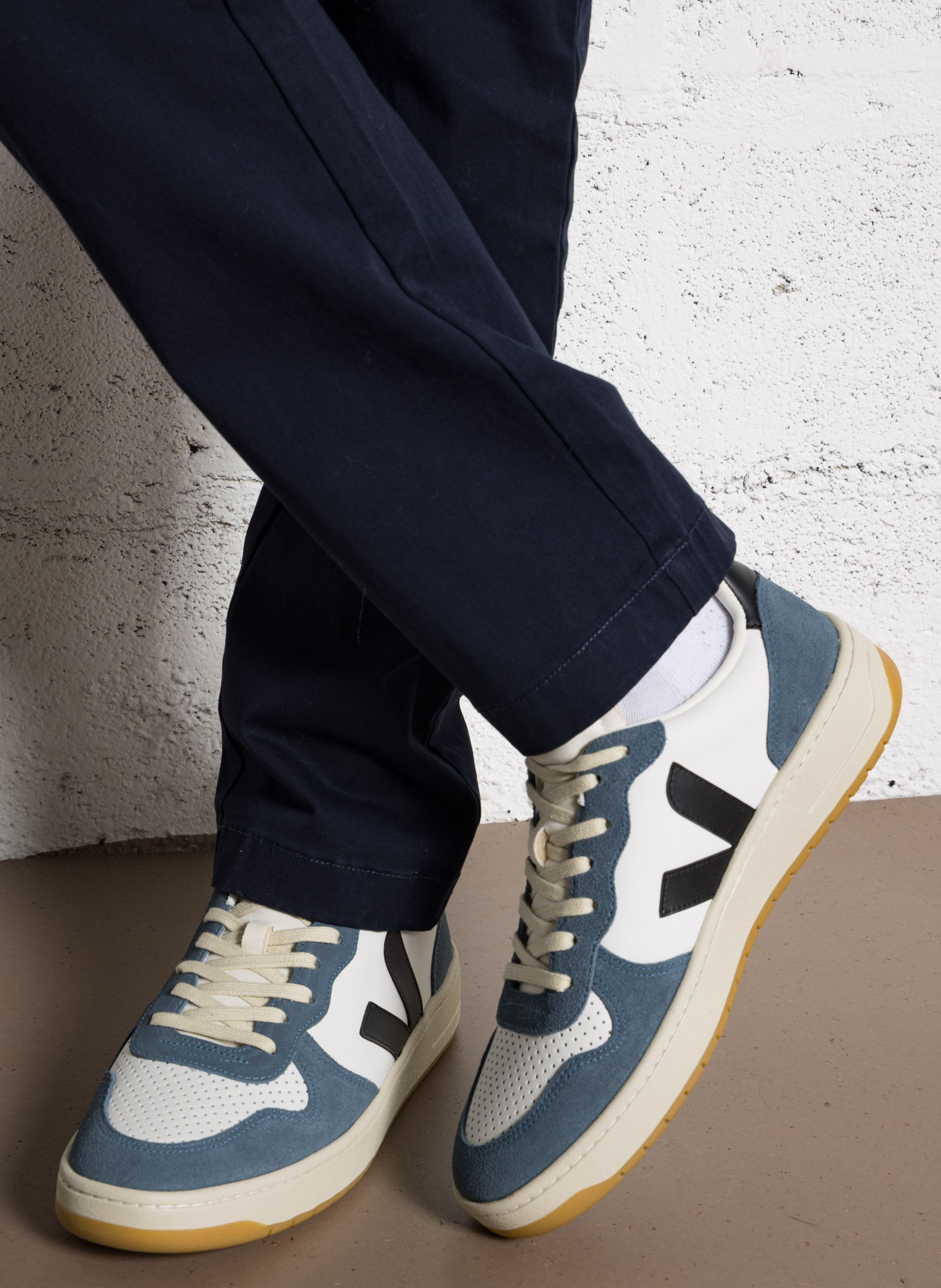 Baskets basses en cuir VEJA Noir