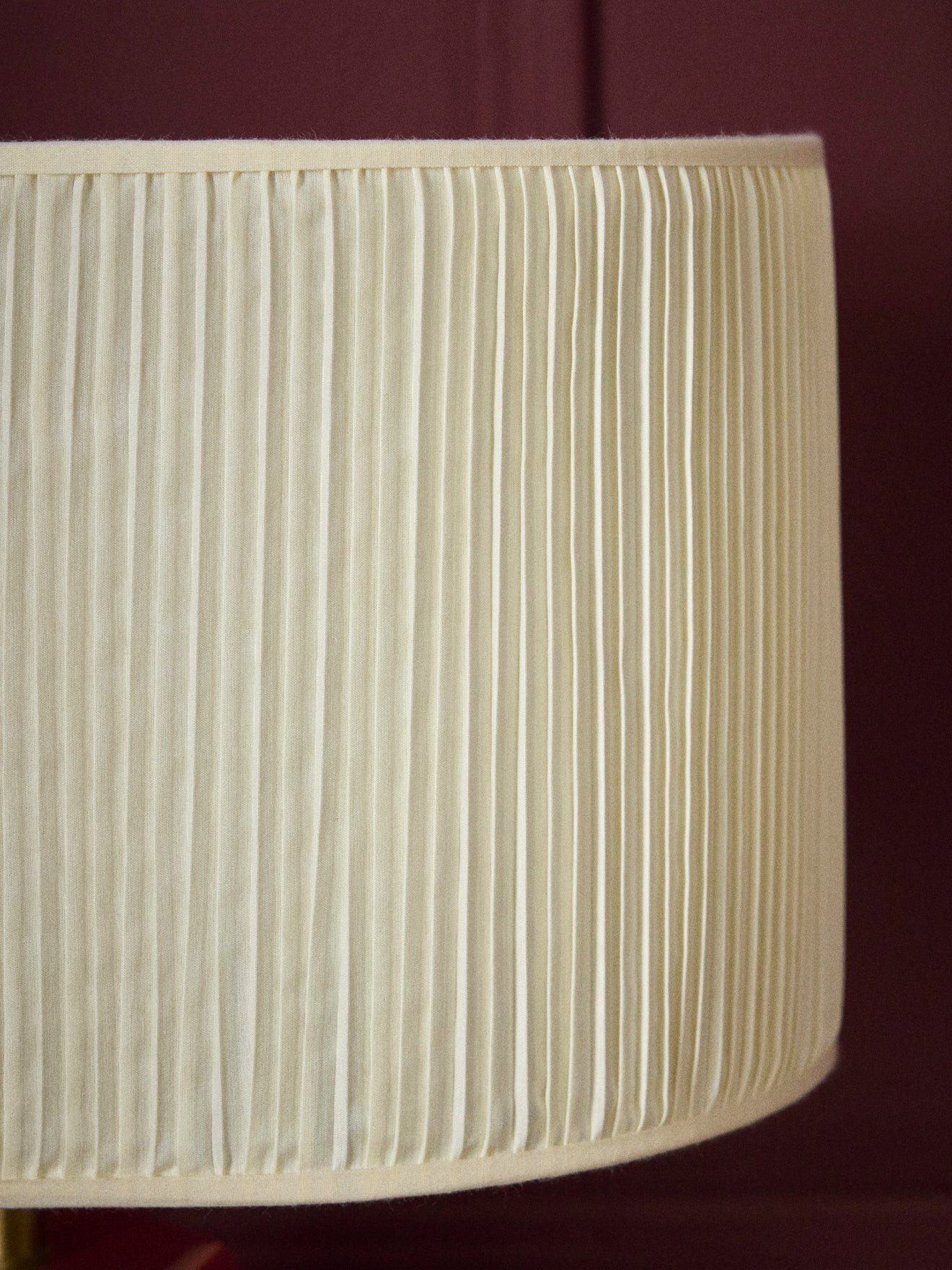 Oval pleated lampshade - large model victory CYRILLUS White