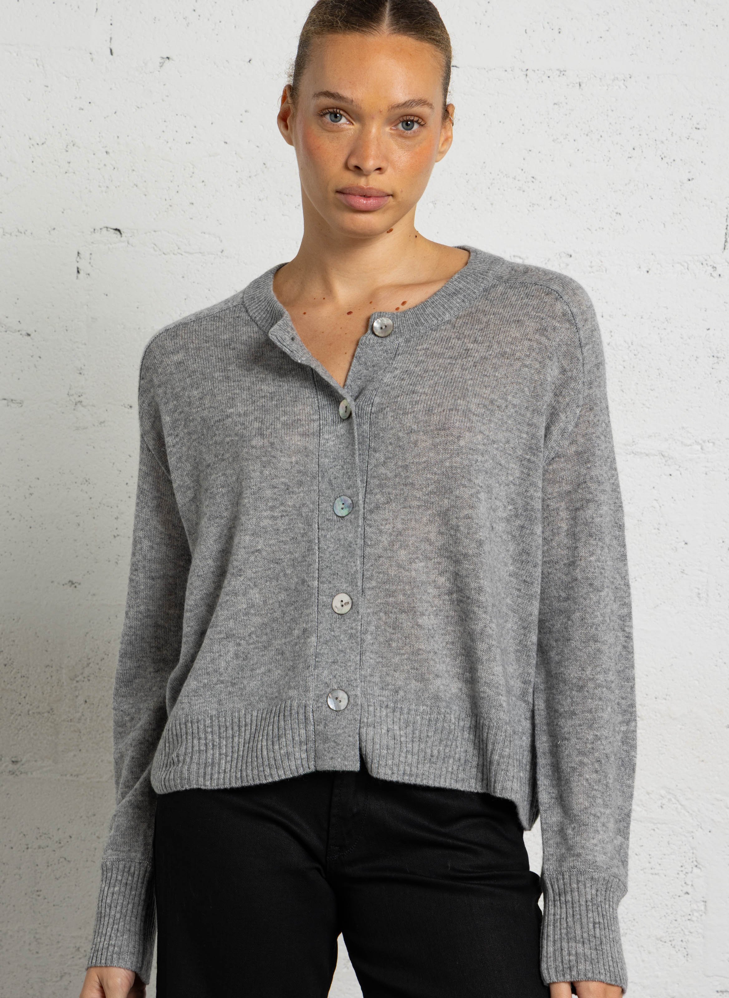 Strickjacke aus Wolle und Kaschmir mit Rundhalsausschnitt BELLA JONES
