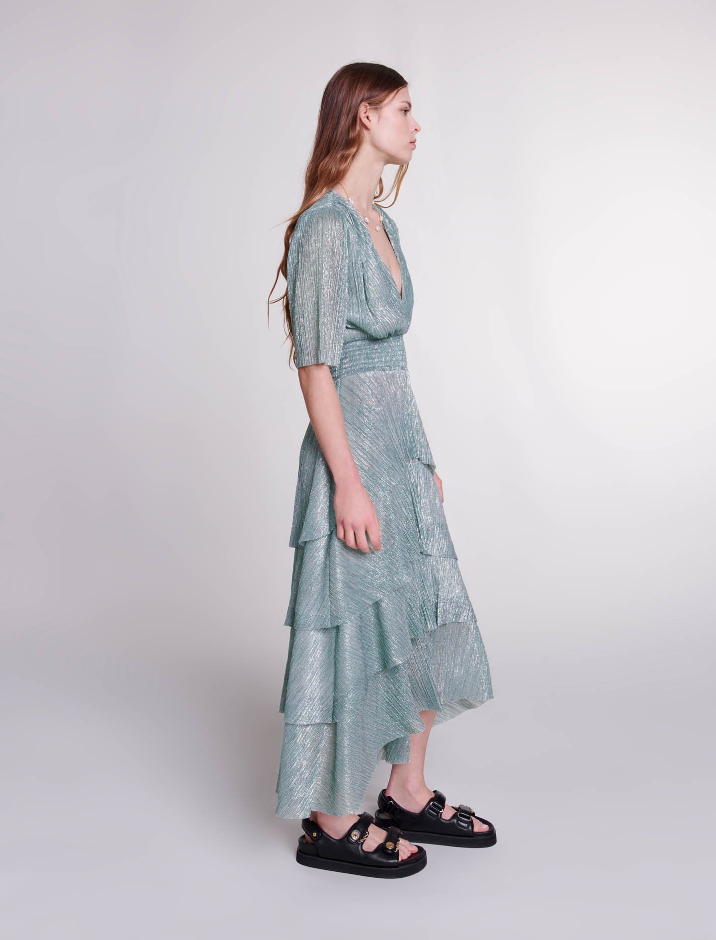 Tailliertes Und Plissiertes Midikleid Mit V-ausschnitt Und Volants 