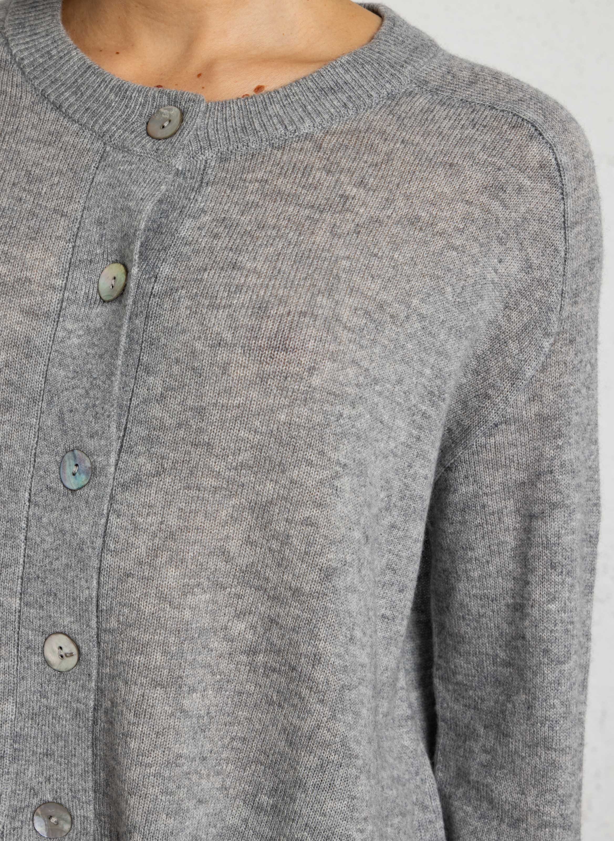 Strickjacke aus Wolle und Kaschmir mit Rundhalsausschnitt BELLA JONES Grau