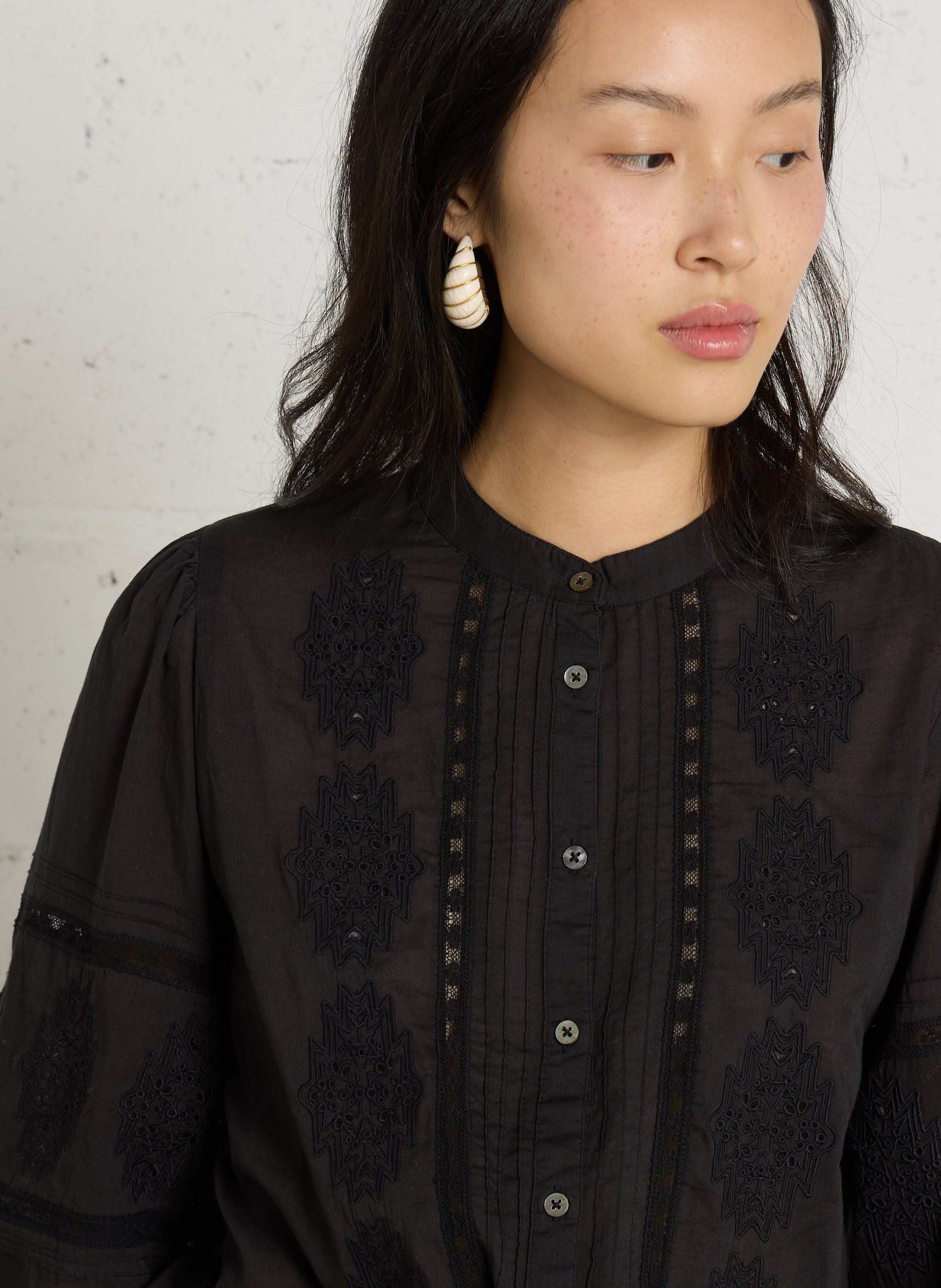 Rechte katoenen blouse met geborduurde ronde hals HARTFORD Zwart