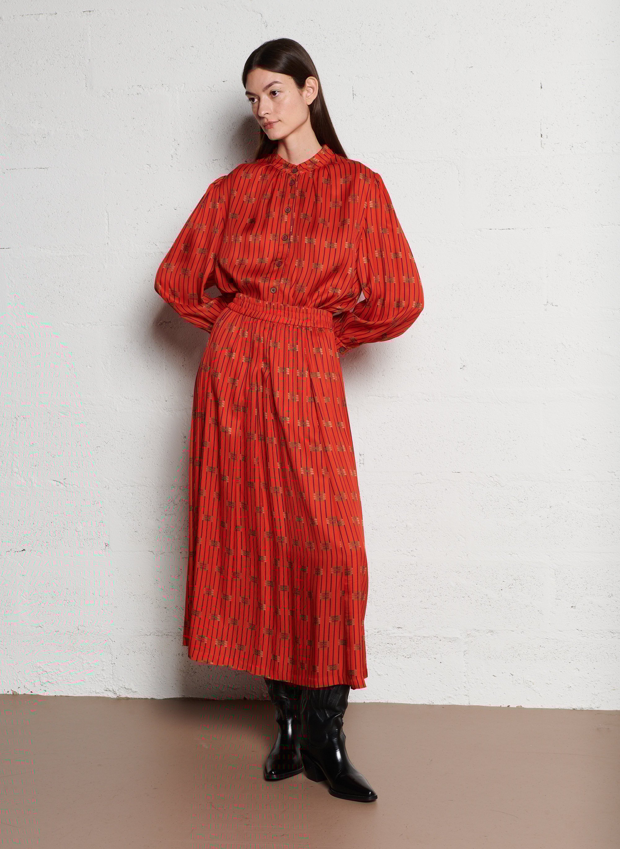 - Ronde hals
- Ruime pasvorm
- Lange mouwen
- Manchetten met knopen
- Knoopsluiting aan de voorkant
- Soepelvallende stof
- Print SUZIE WINKLE Rood