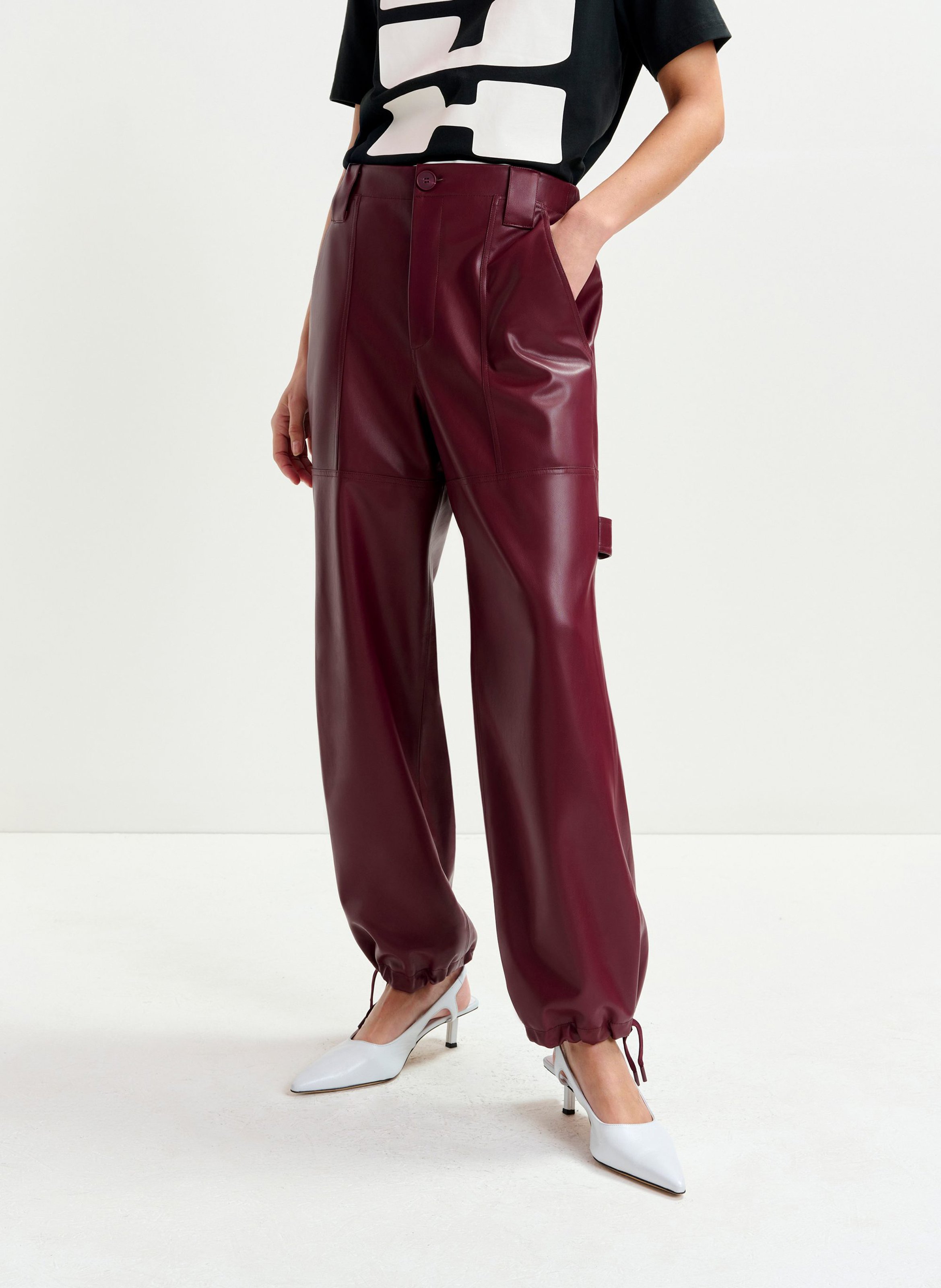Pantalon droit aspect cuir ESSENTIEL ANTWERP Rouge