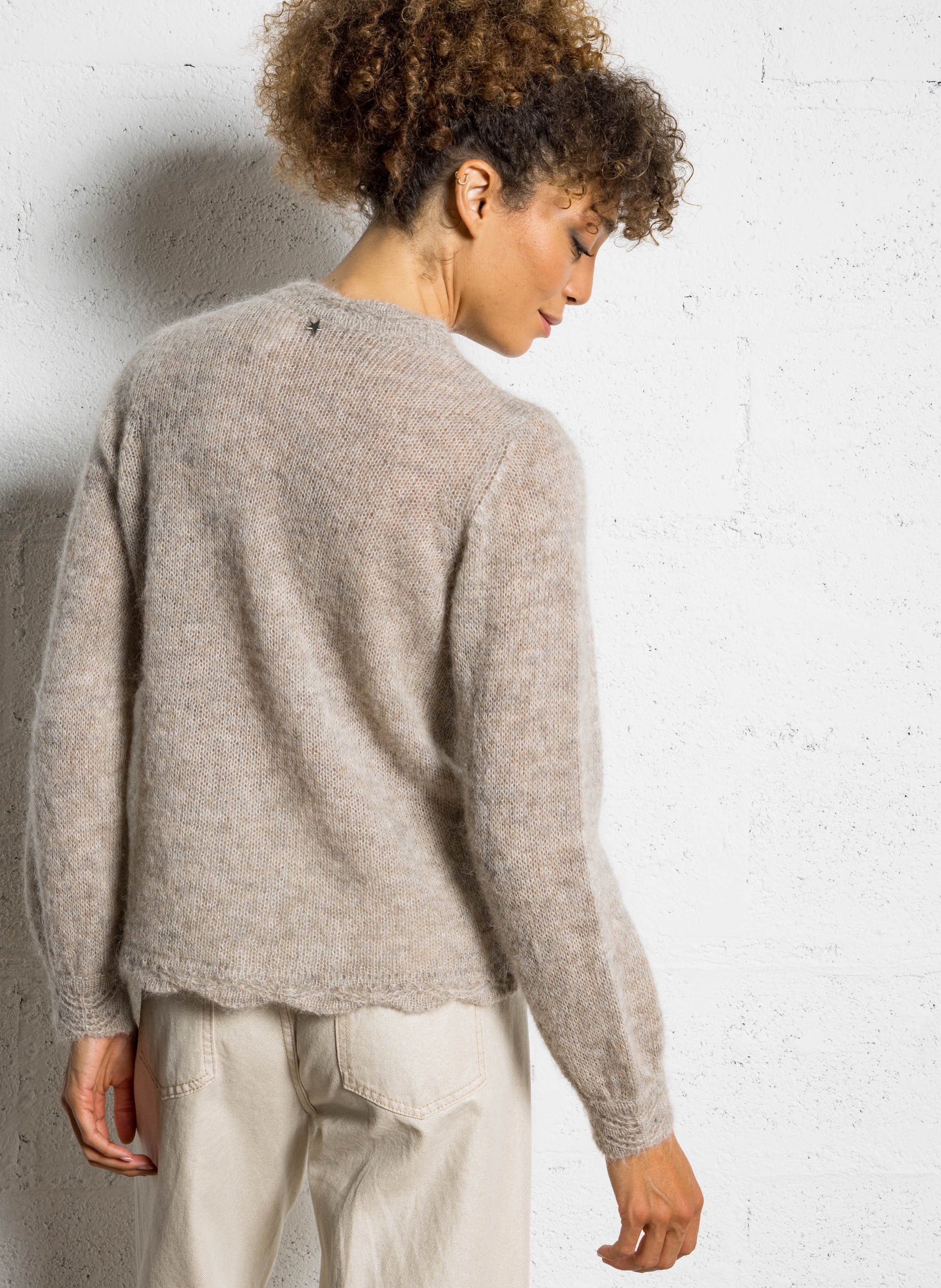 Gerade geschnittene Strickweste mit rundem Ausschnitt aus gemischtem Mohair und Alpaka, durchbrochen gearbeitet. SUD EXPRESS Weiss