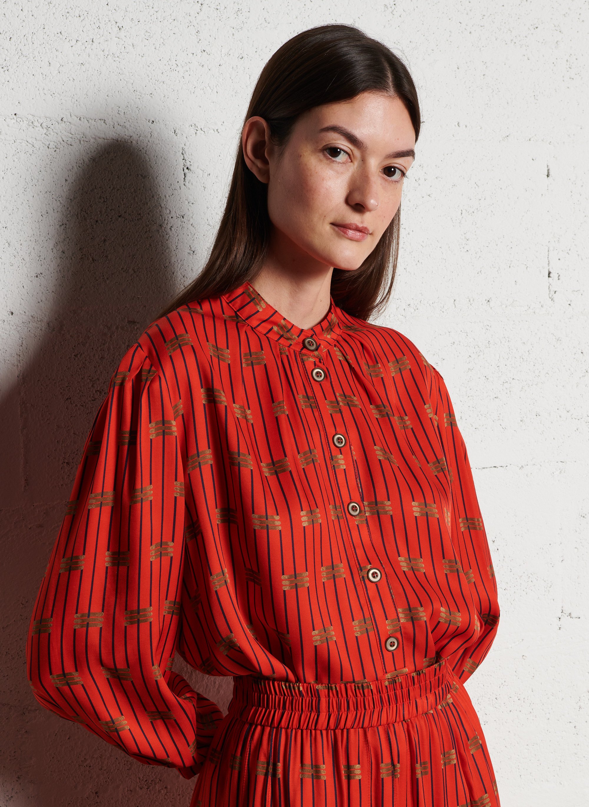 - Ronde hals
- Ruime pasvorm
- Lange mouwen
- Manchetten met knopen
- Knoopsluiting aan de voorkant
- Soepelvallende stof
- Print SUZIE WINKLE Rood