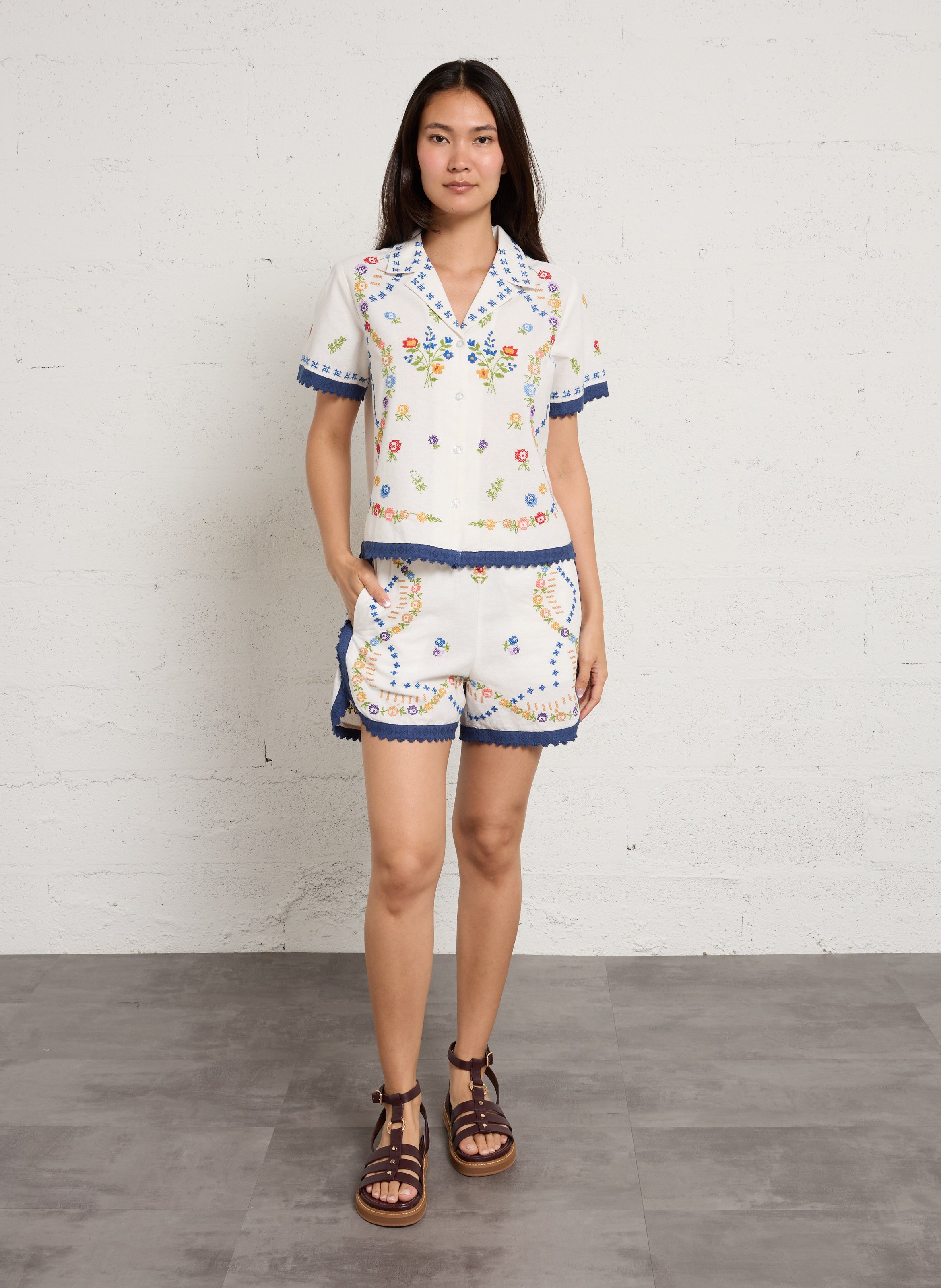 Gerade geschnittene Baumwollshorts mit Stickerei BERENICE Weiss