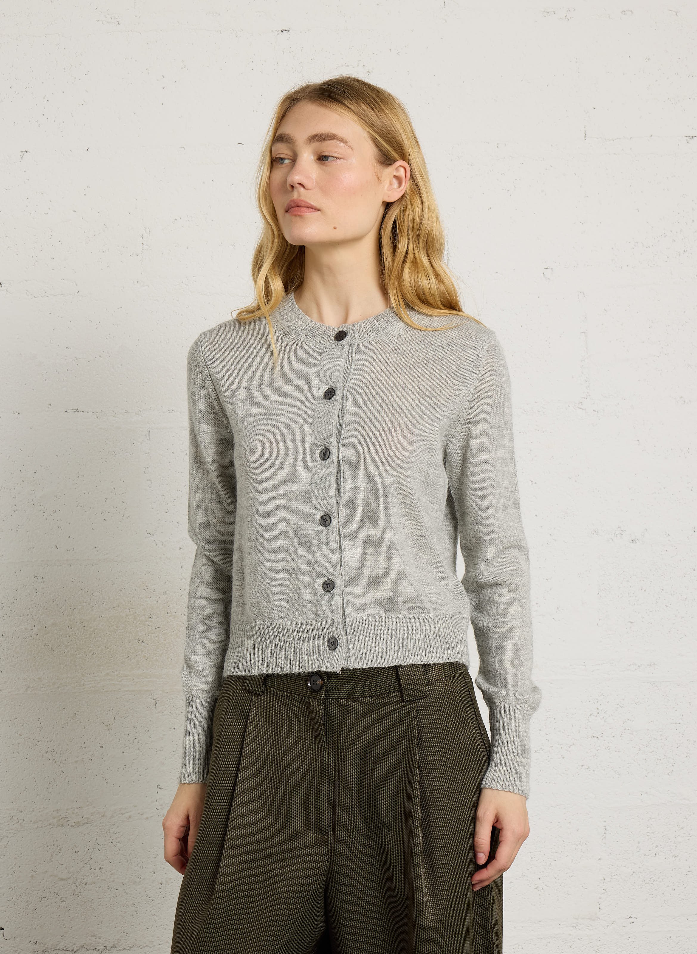 Gilet droit col rond en laine mérinos et alpaga SOEUR Gris