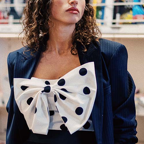 Comment porter un top à bretelles de manière élégante ?