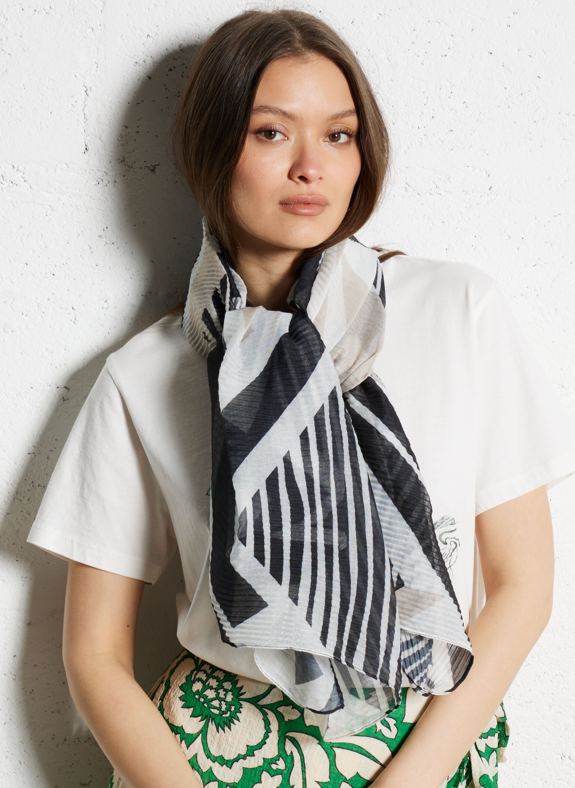 Pleated scarf with patterns Blanc Au printemps paris Women
