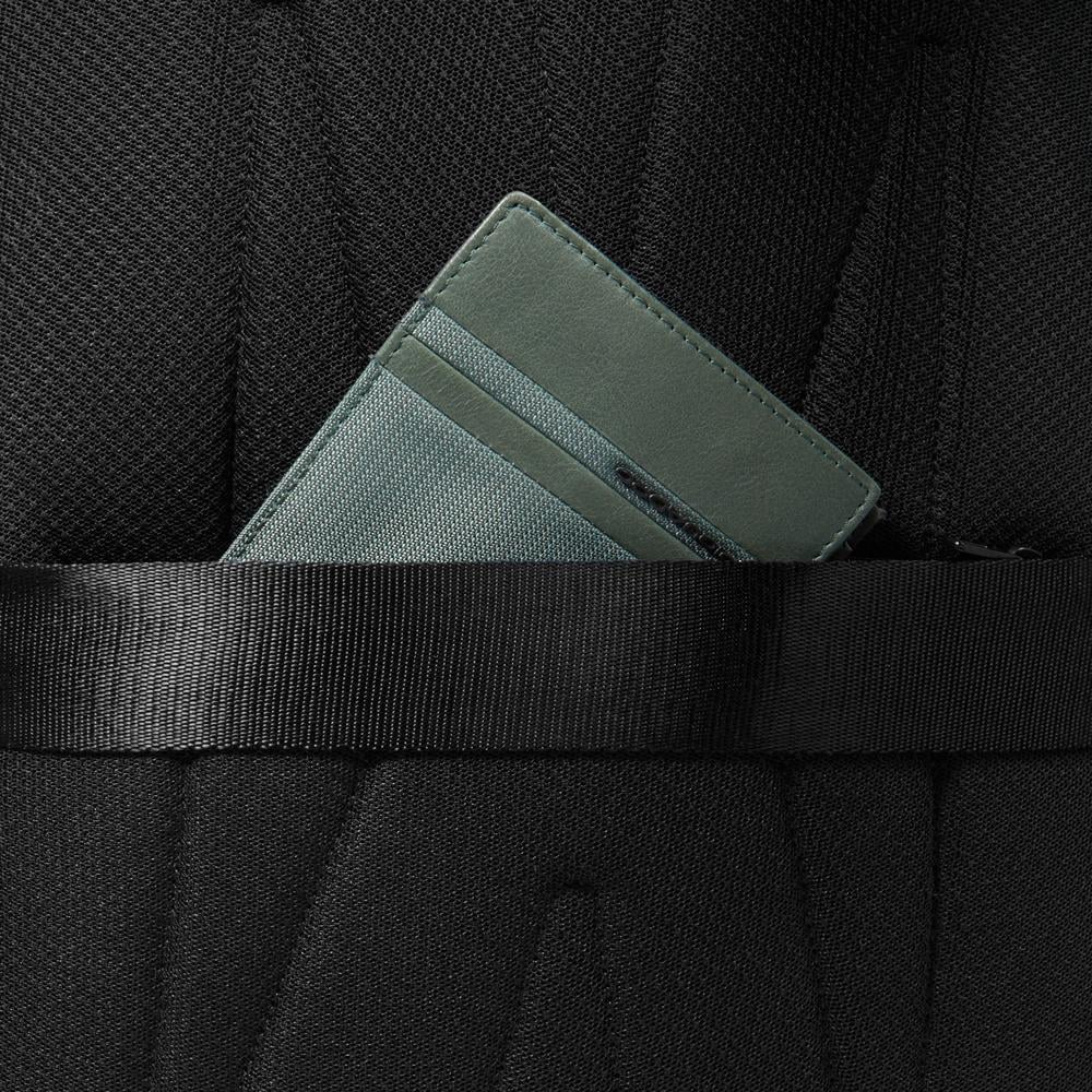 Travel laptop backpack with shockproof and RFID protection. PIQUADRO Black